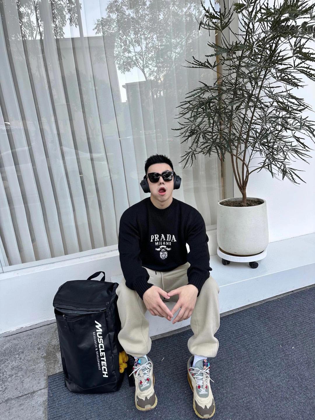 PRADA Wool x cashmere crew neck sweater (UMB223-1YMW-F0K74-S-211）