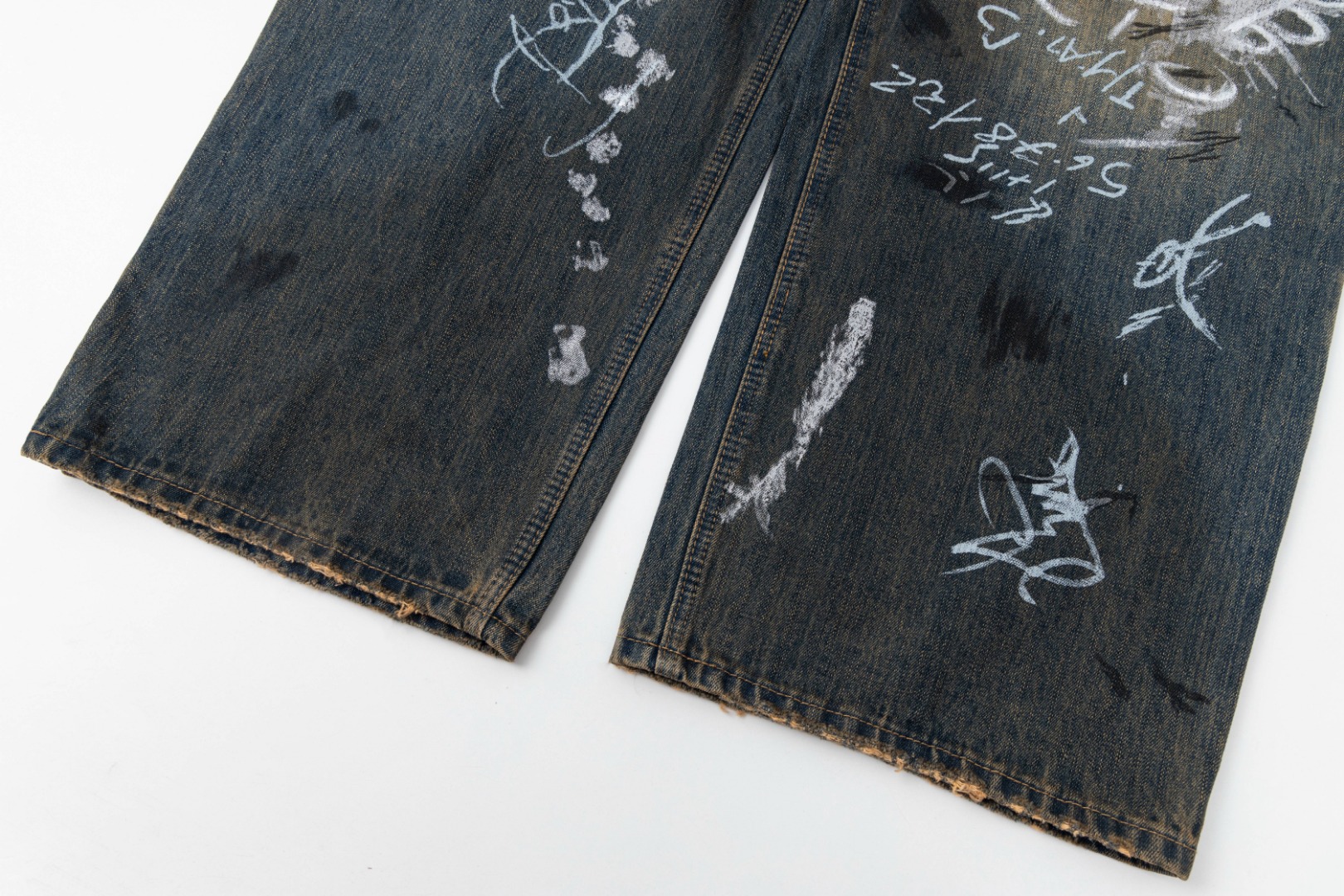 Balenciaga Blue Relaxed Distressed Jeans (745223TNW654036）