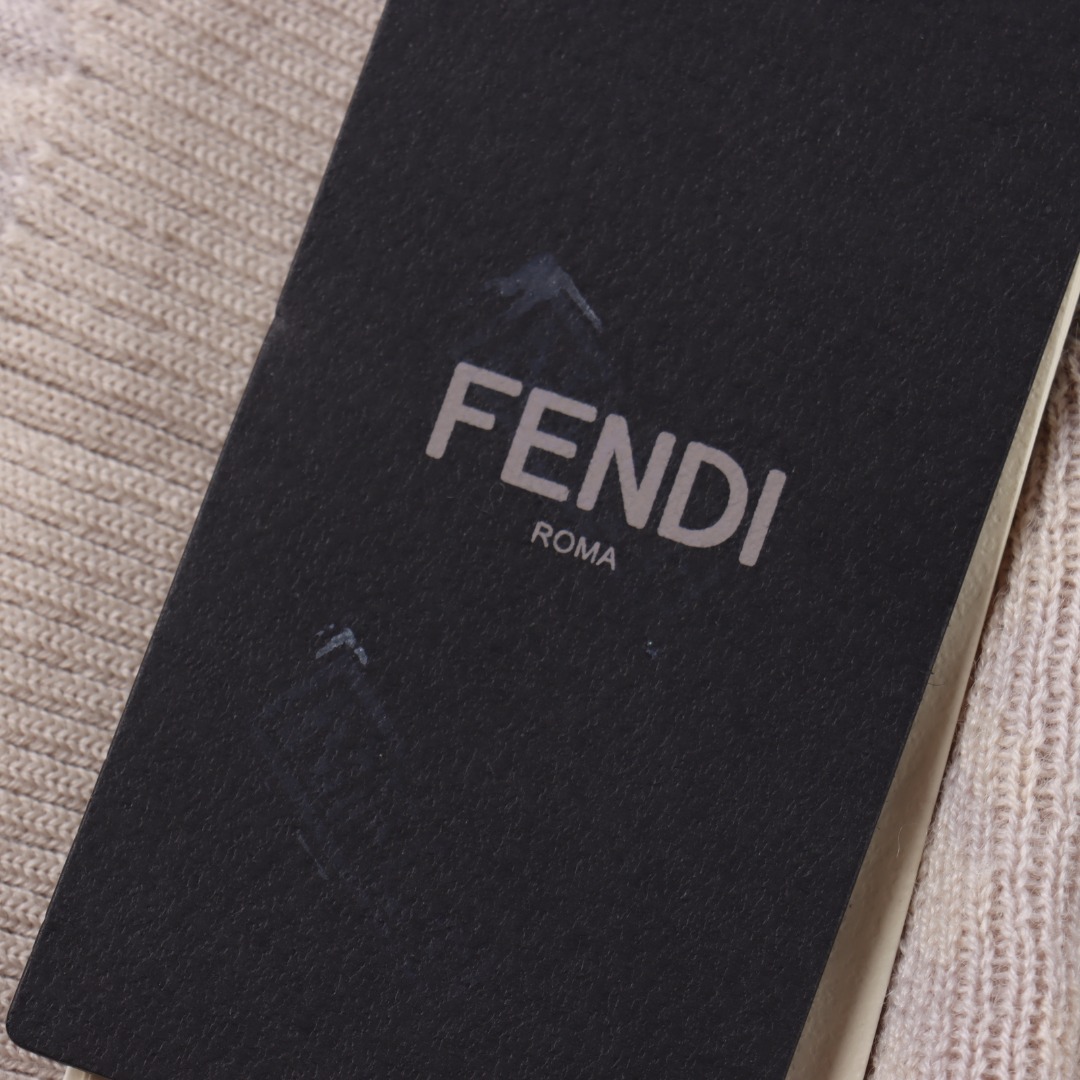 Fendi White wool sweater (FZX091AQKXF0YW1）