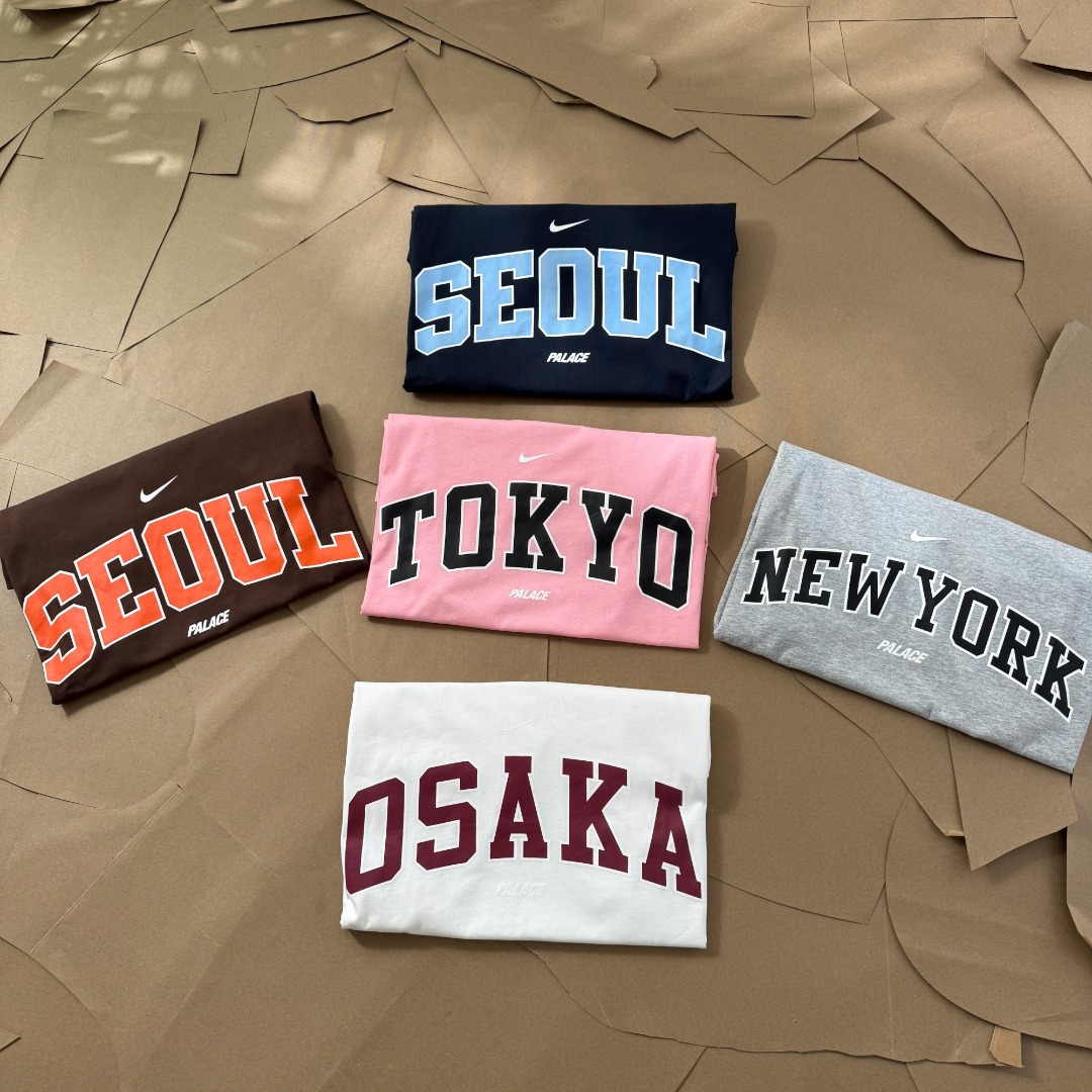 PALACE x Nike Shop T-Shirt Apgujeong（PL-FW25-001）