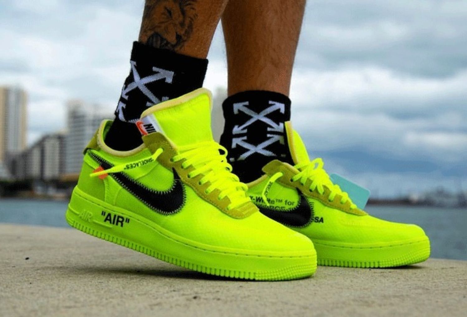 OFF-WHITE × NIKE AIR FORCE 1 VOLT (AO4606-700)