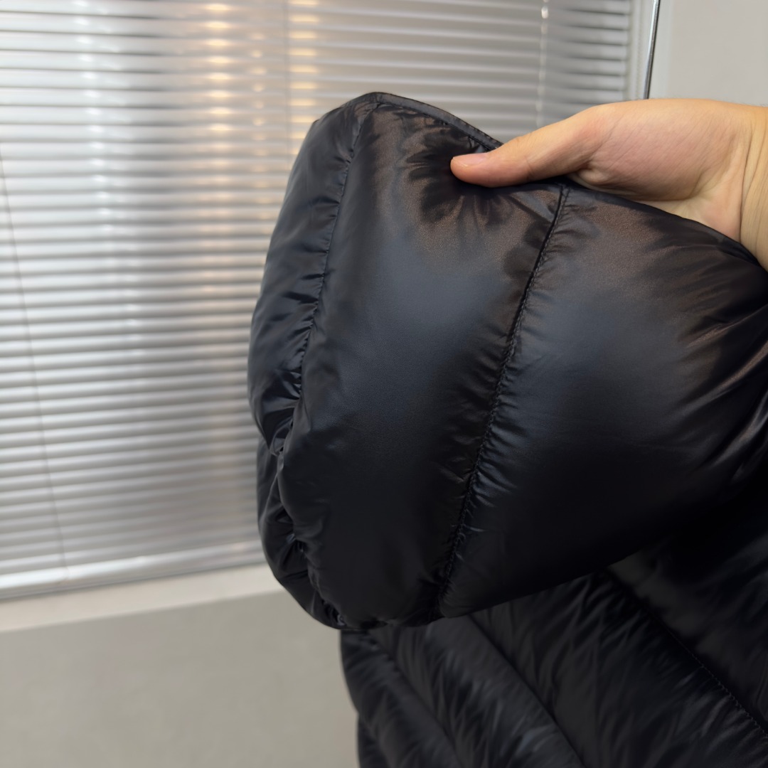 Moncler maya series solid color lacquered down jacket“BLACK”（0911A536006895099）