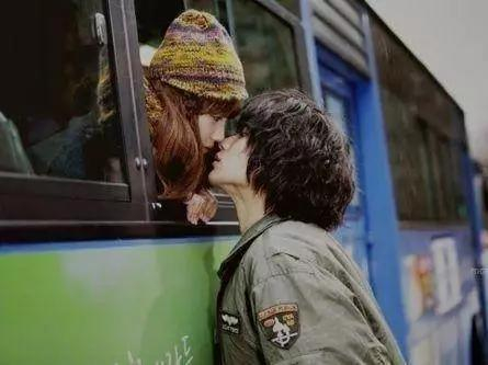 异地恋情侣见面第一件事情要做什么？看完后脸红了！_财经头条