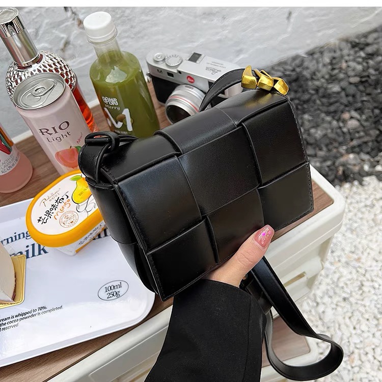 Niche Woven Small Bag