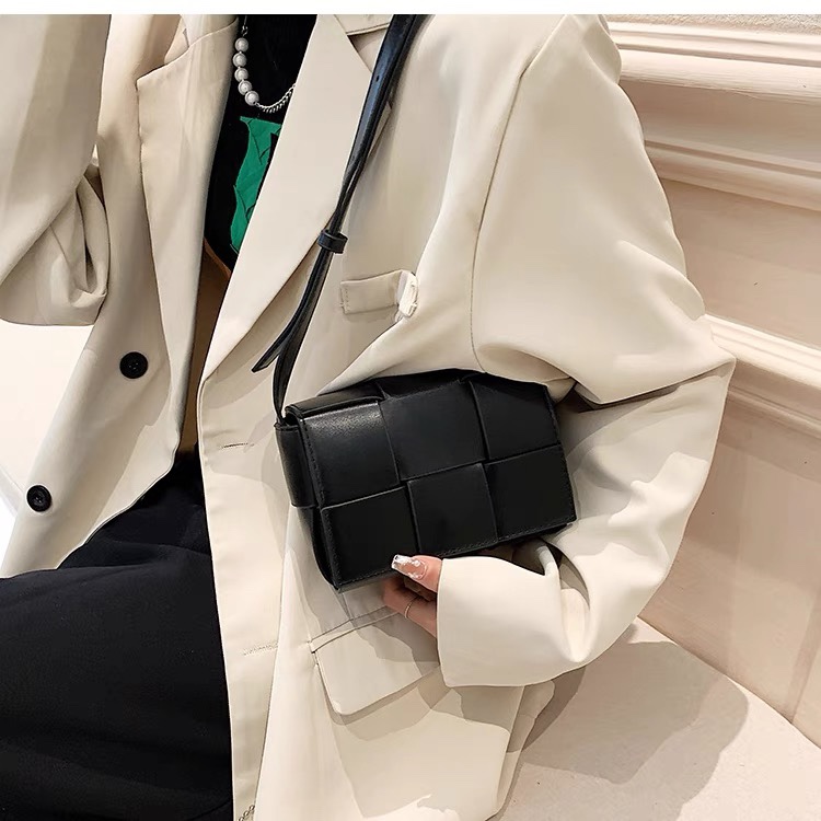 Niche Woven Small Bag