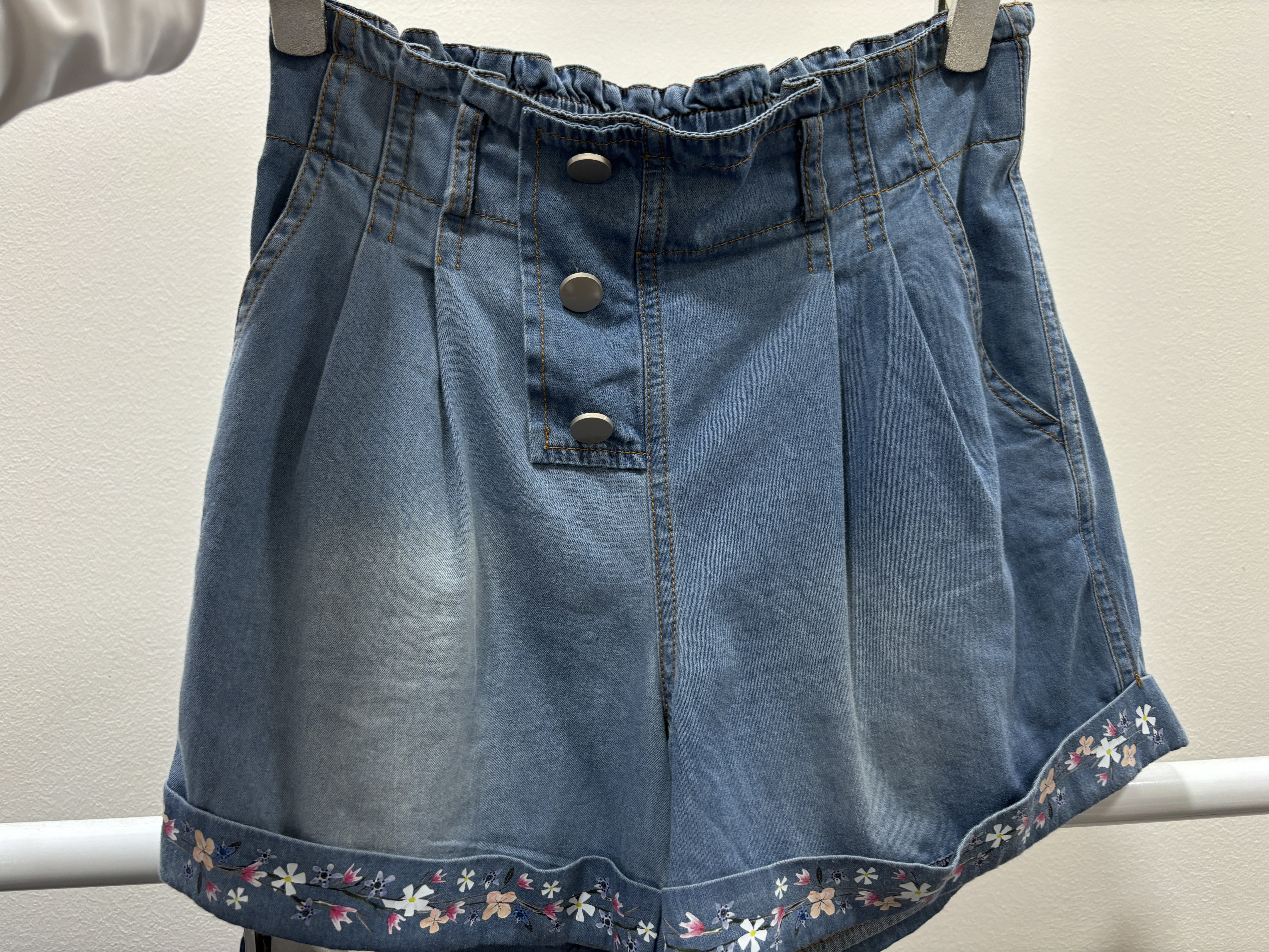 TR Cute Flora Denim Shorts