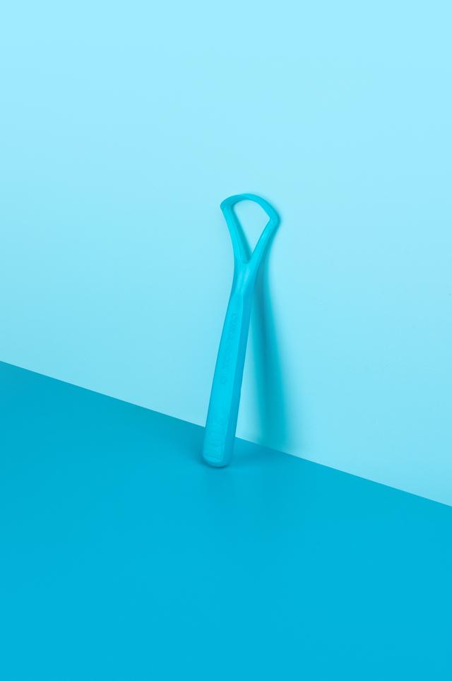 CURAPROX SINGLE-BLADED TONGUE SCRAPER (Random colour)