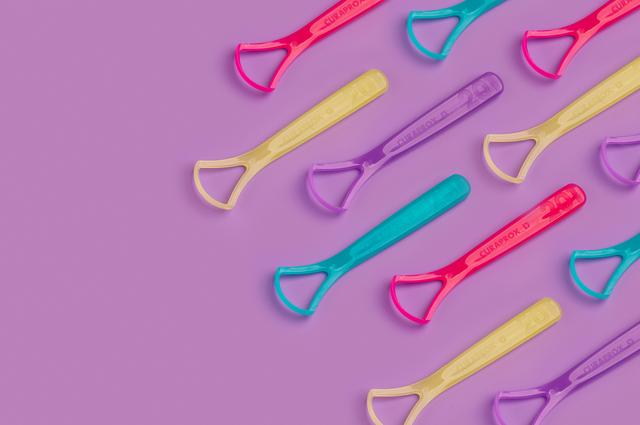 CURAPROX SINGLE-BLADED TONGUE SCRAPER (Random colour)