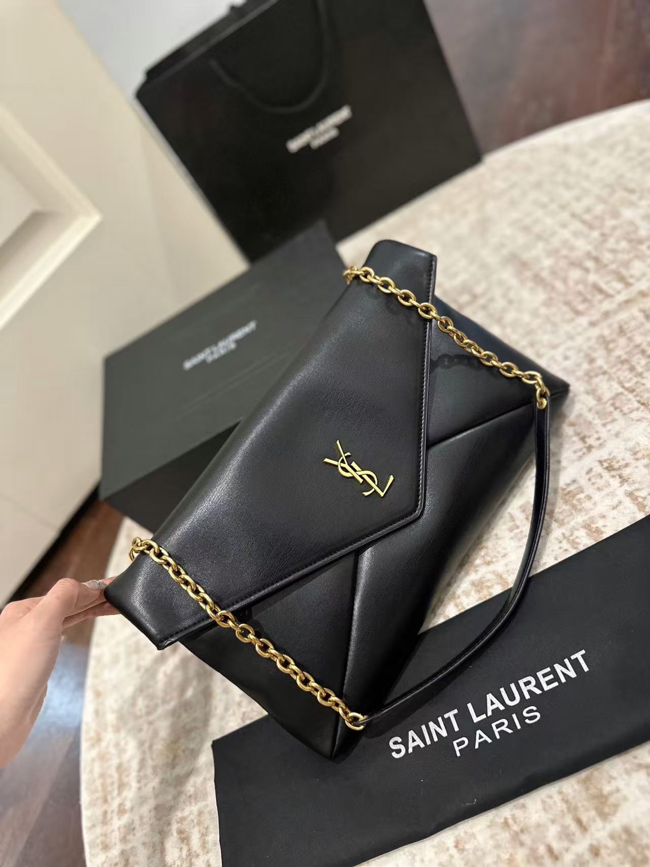 🇫🇷YSL エンベロープバッグ トレンド setter 必携の神器✨ ヨークスローランのアイコンモデルが炸裂登場！