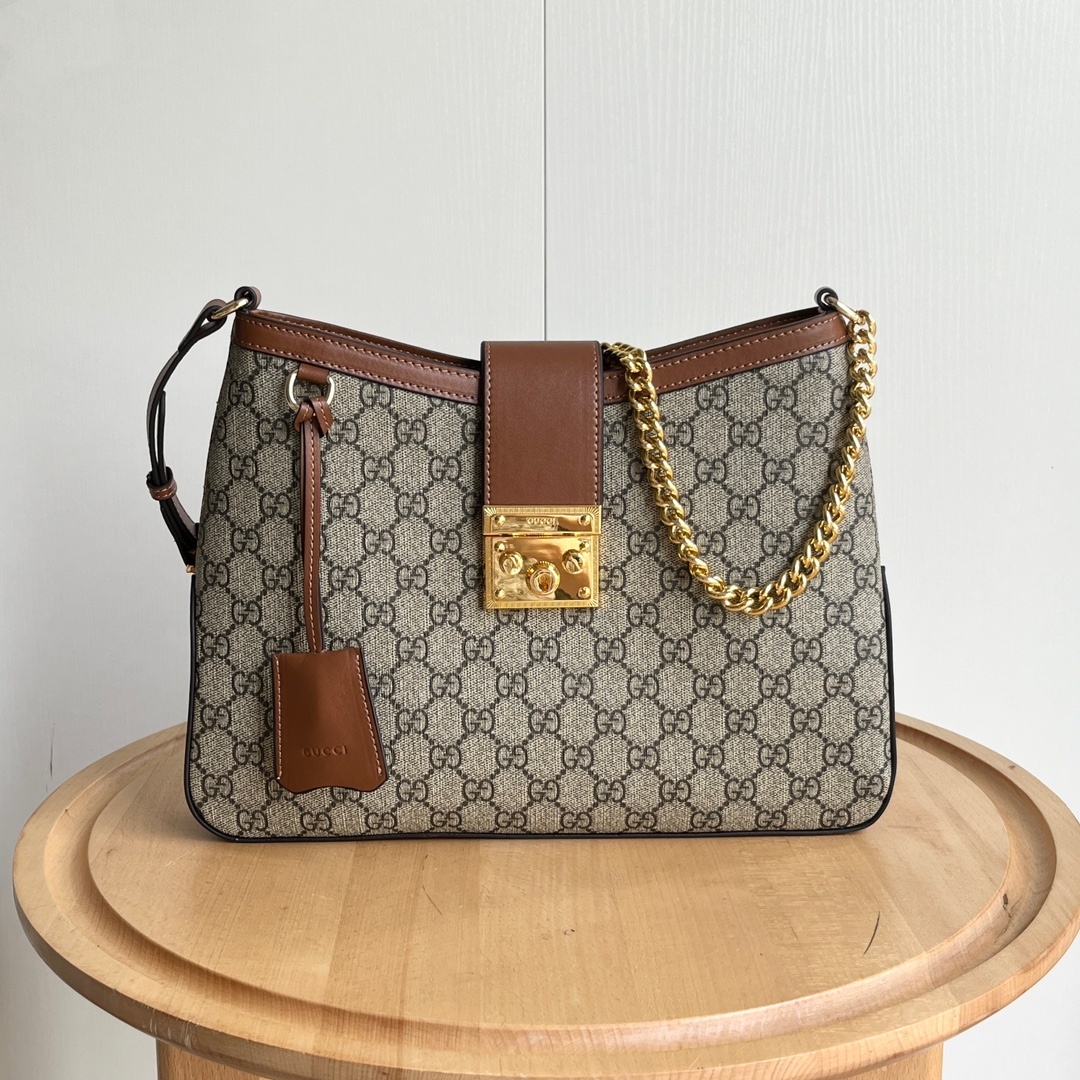 GUCCI 新商品 南京錠 脇にメタルチェーンをあしらったレザーショルダーストラップも、エレガントでエレガントです。