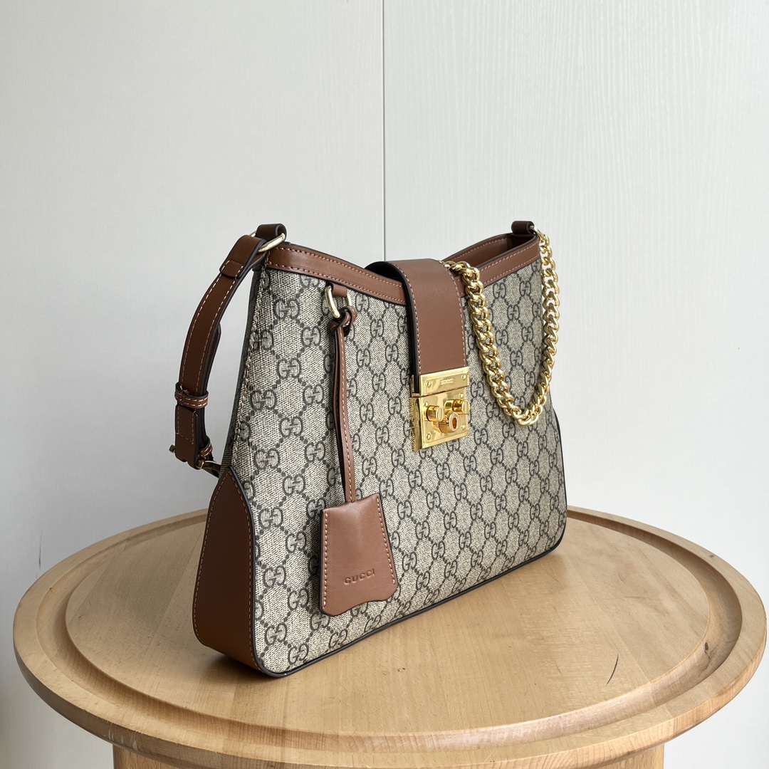 GUCCI 新商品 南京錠 脇にメタルチェーンをあしらったレザーショルダーストラップも、エレガントでエレガントです。