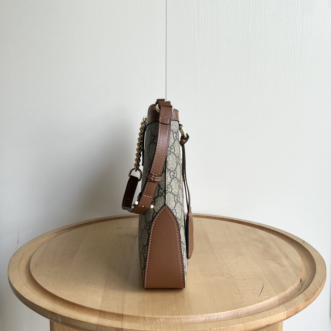 GUCCI 新商品 南京錠 脇にメタルチェーンをあしらったレザーショルダーストラップも、エレガントでエレガントです。