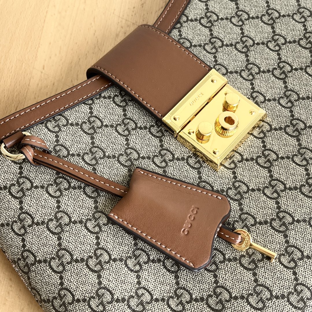 GUCCI 新商品 南京錠 脇にメタルチェーンをあしらったレザーショルダーストラップも、エレガントでエレガントです。