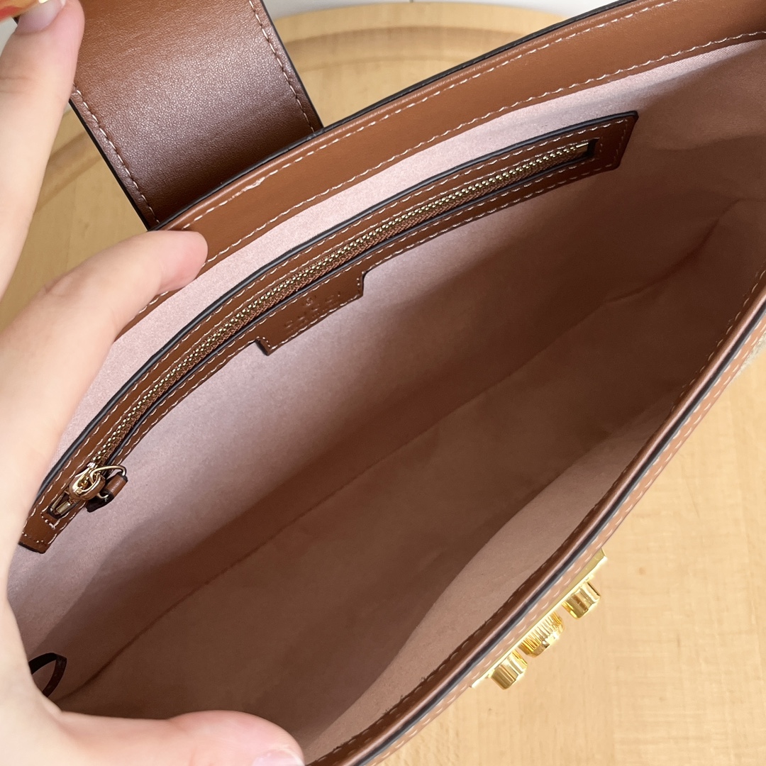 GUCCI 新商品 南京錠 脇にメタルチェーンをあしらったレザーショルダーストラップも、エレガントでエレガントです。