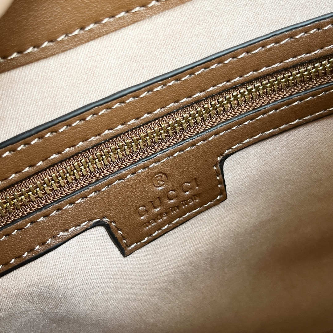 GUCCI 新商品 南京錠 脇にメタルチェーンをあしらったレザーショルダーストラップも、エレガントでエレガントです。