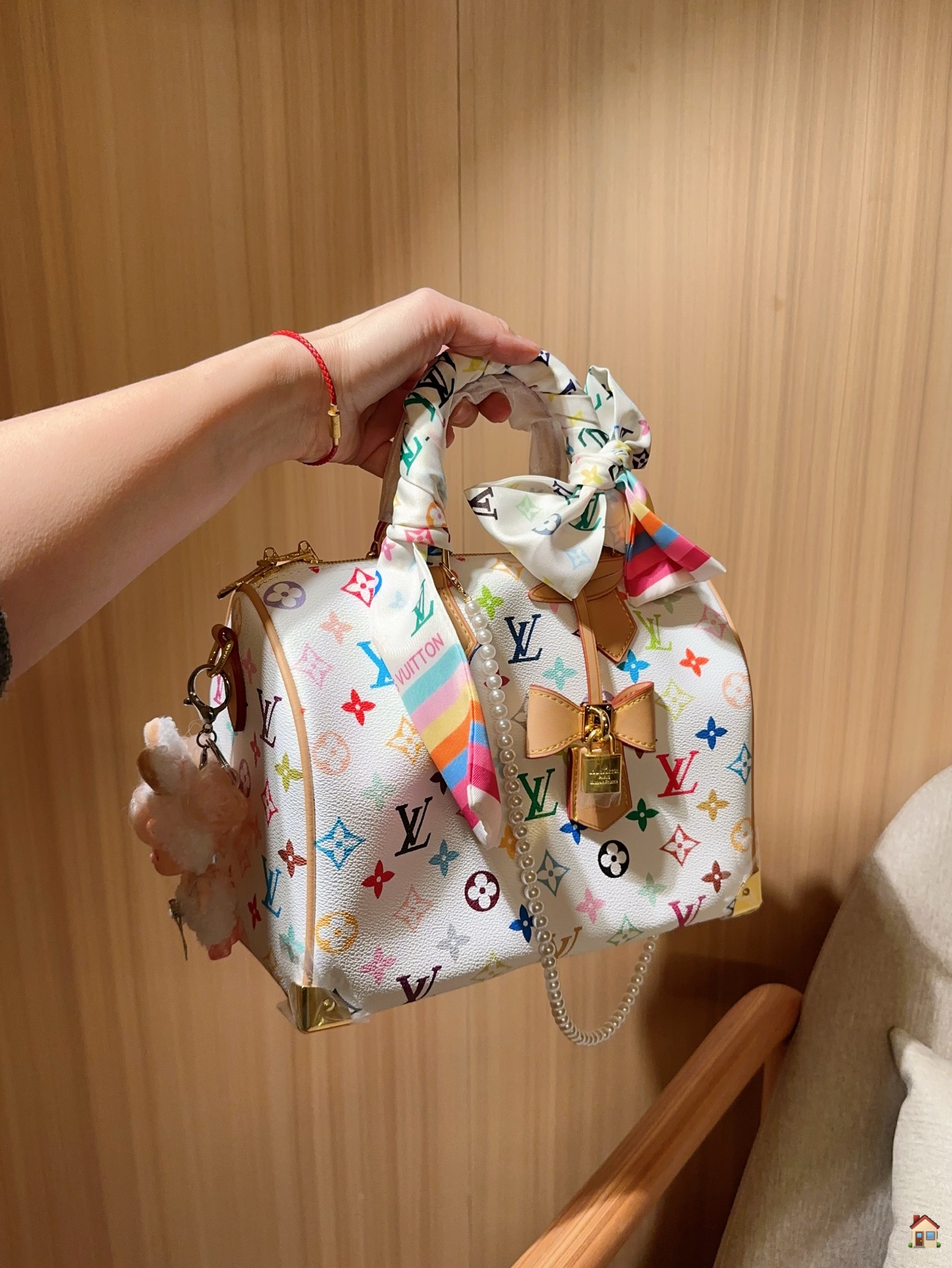 必見！ルイ・ヴィトン白三彩バッグ、スカーフとペンダントで可愛さアップ🎀
