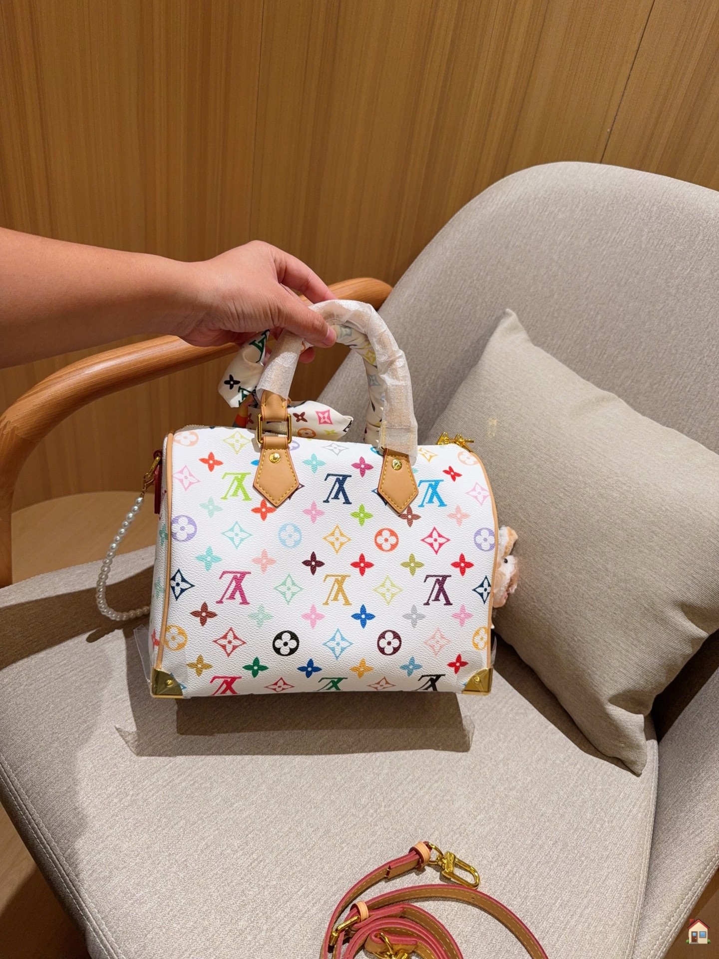 必見！ルイ・ヴィトン白三彩バッグ、スカーフとペンダントで可愛さアップ🎀