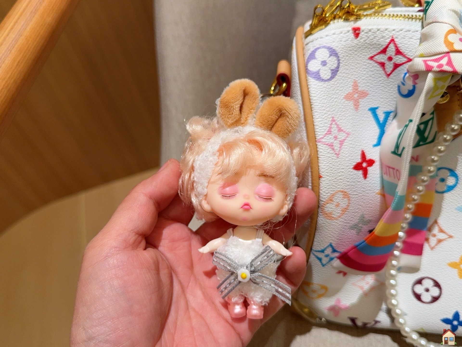 必見！ルイ・ヴィトン白三彩バッグ、スカーフとペンダントで可愛さアップ🎀