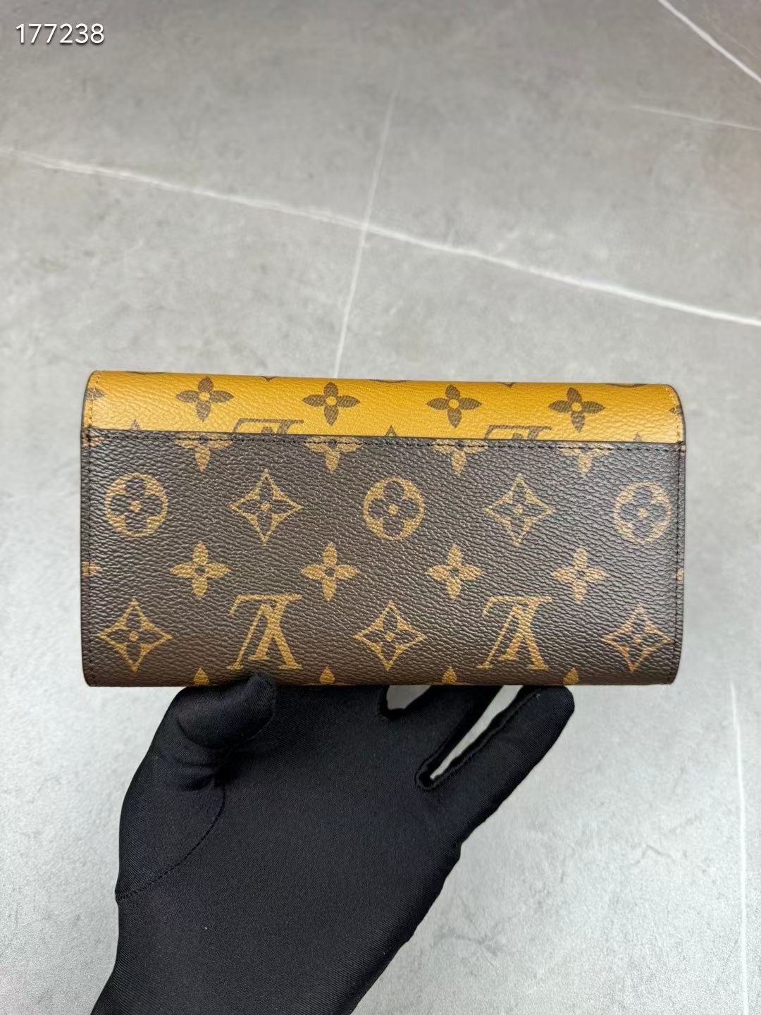 ルイ・ヴィトン ポルトフォイユ・サラ モノグラム リバース 長財布