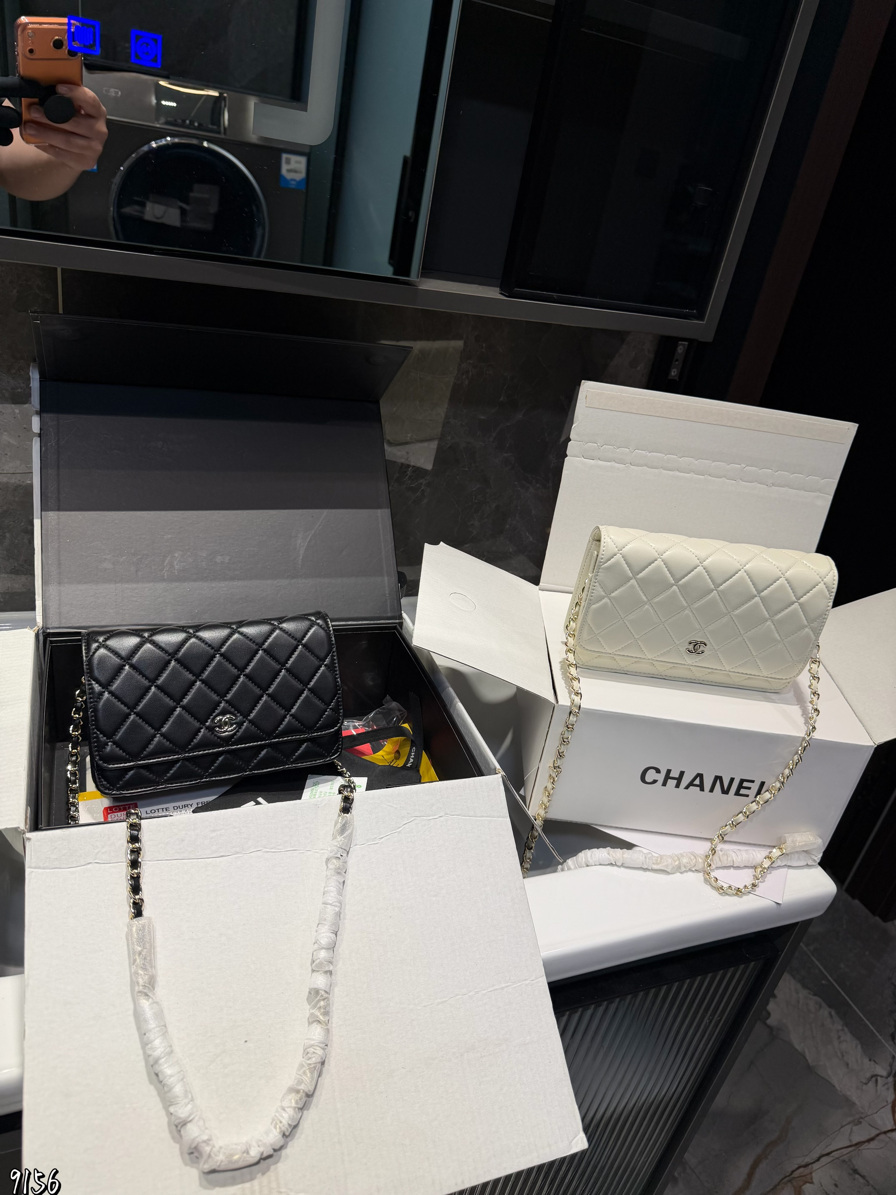 CHANEL 定番人気の WOC（ウォレットオンチェーン）、エレガントなミニバッグです。