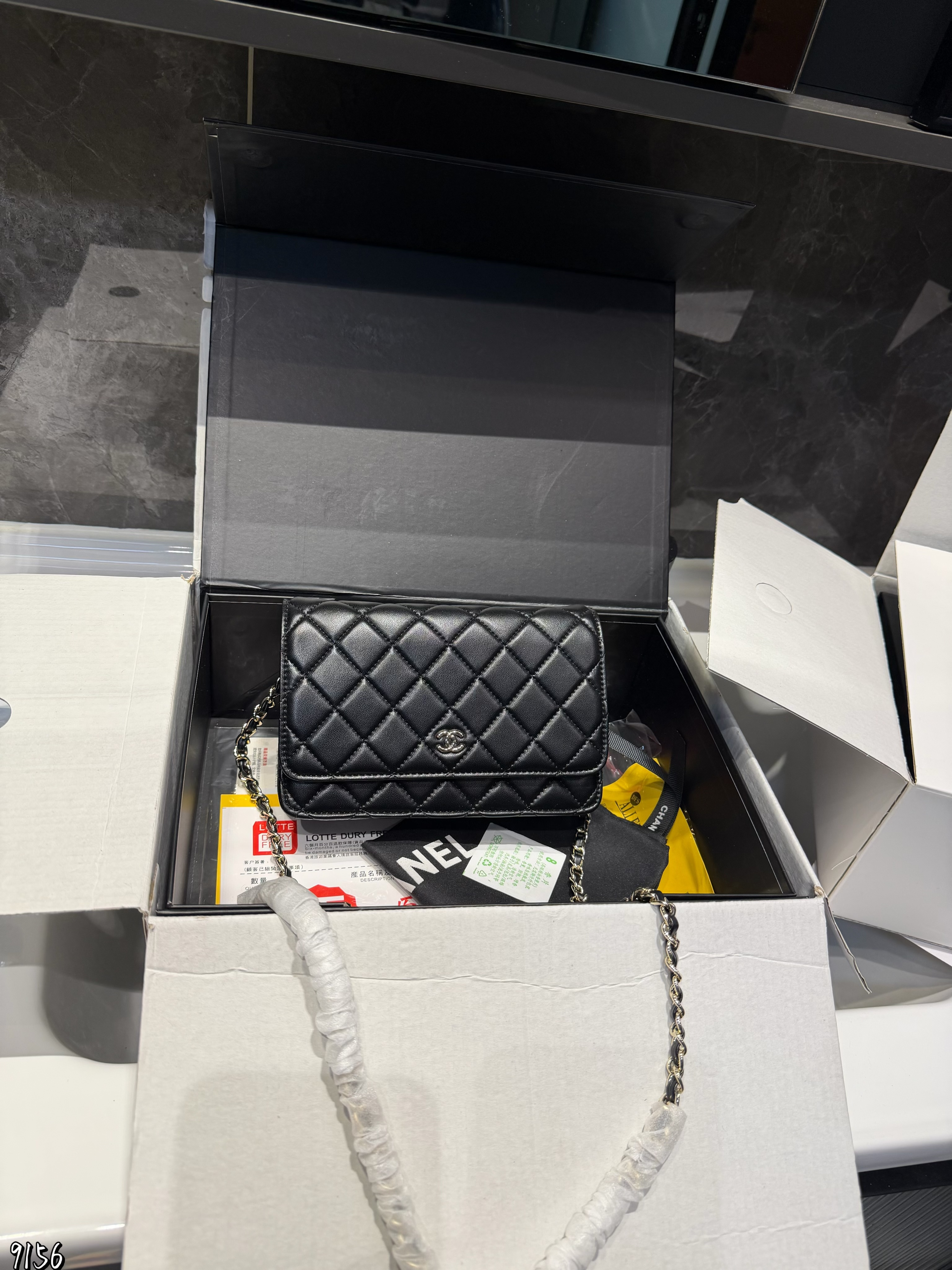 CHANEL 定番人気の WOC（ウォレットオンチェーン）、エレガントなミニバッグです。