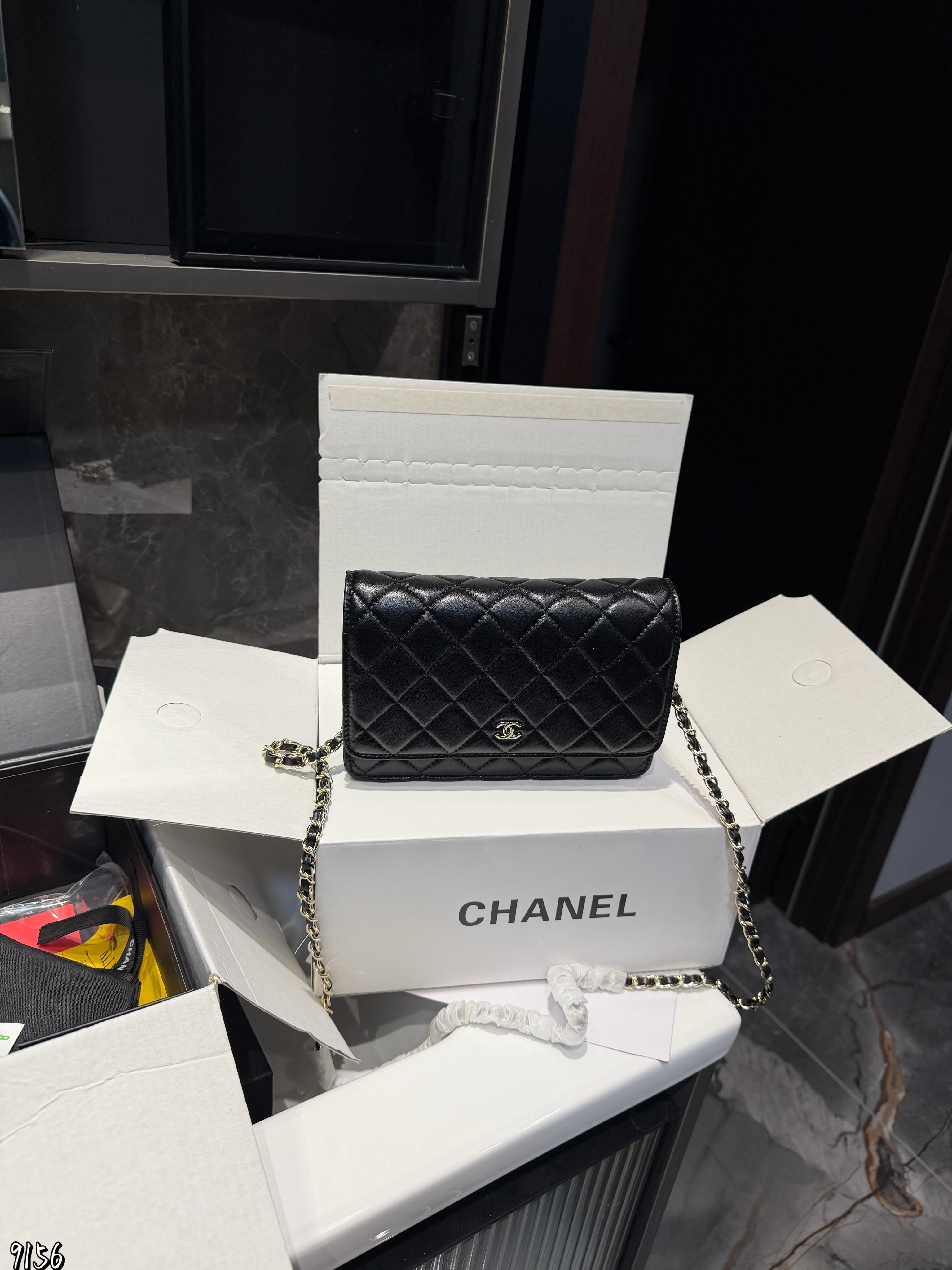 CHANEL 定番人気の WOC（ウォレットオンチェーン）、エレガントなミニバッグです。