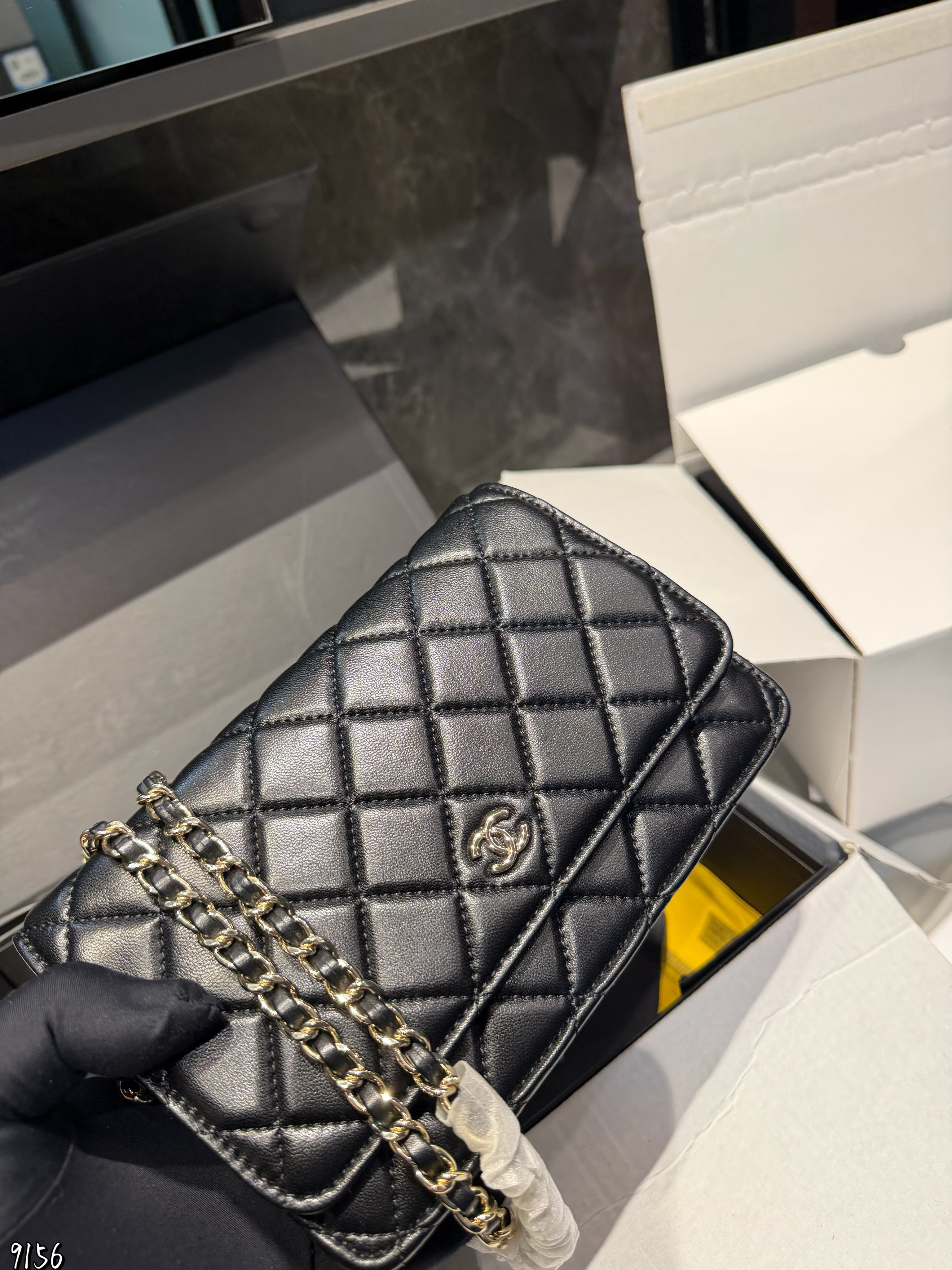 CHANEL 定番人気の WOC（ウォレットオンチェーン）、エレガントなミニバッグです。