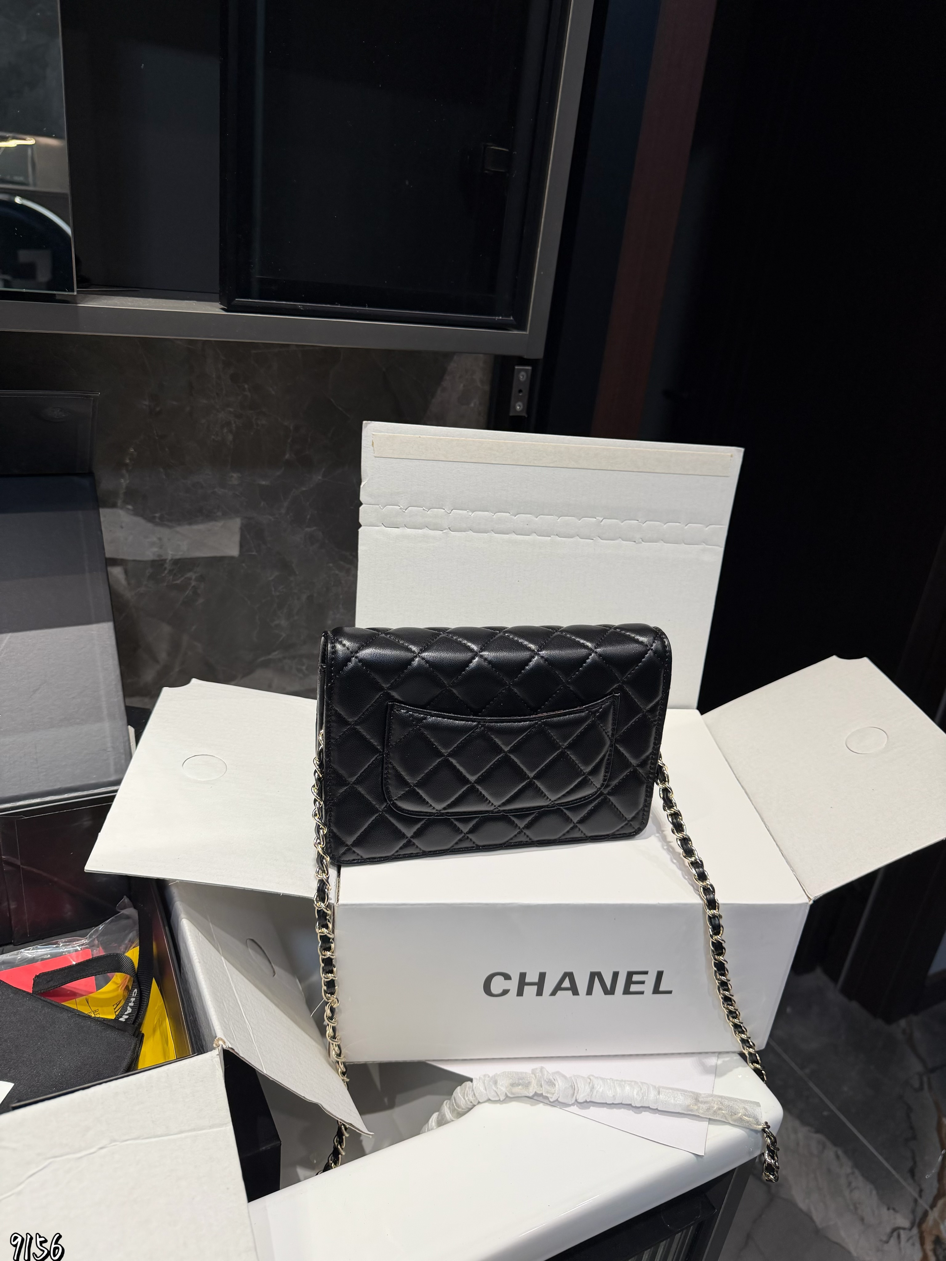 CHANEL 定番人気の WOC（ウォレットオンチェーン）、エレガントなミニバッグです。