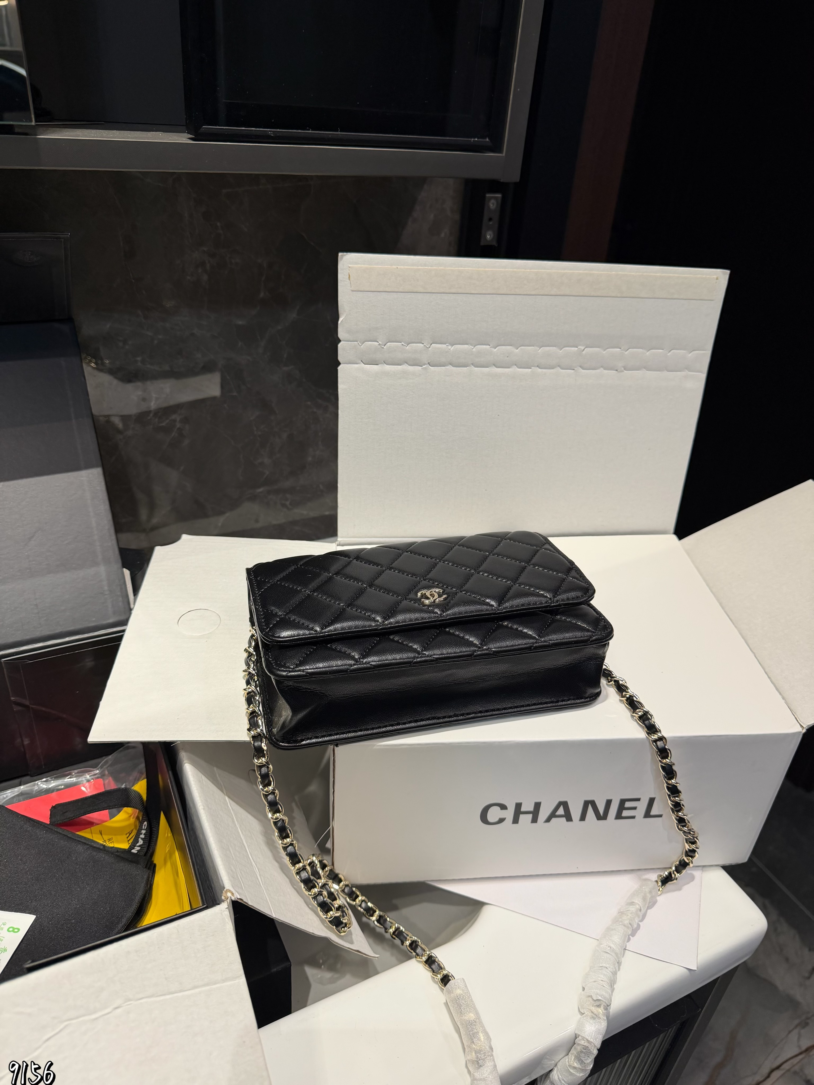 CHANEL 定番人気の WOC（ウォレットオンチェーン）、エレガントなミニバッグです。