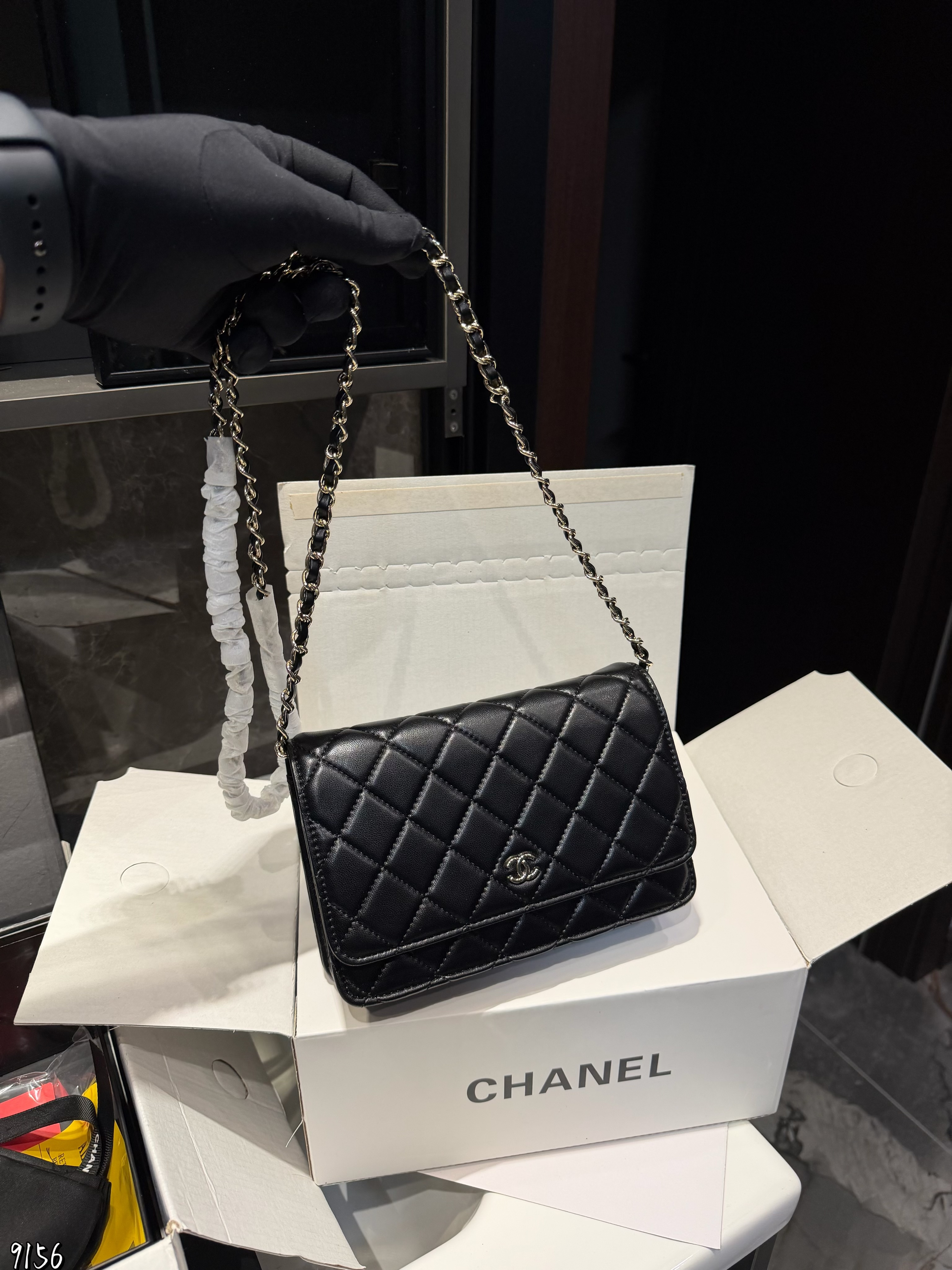 CHANEL 定番人気の WOC（ウォレットオンチェーン）、エレガントなミニバッグです。