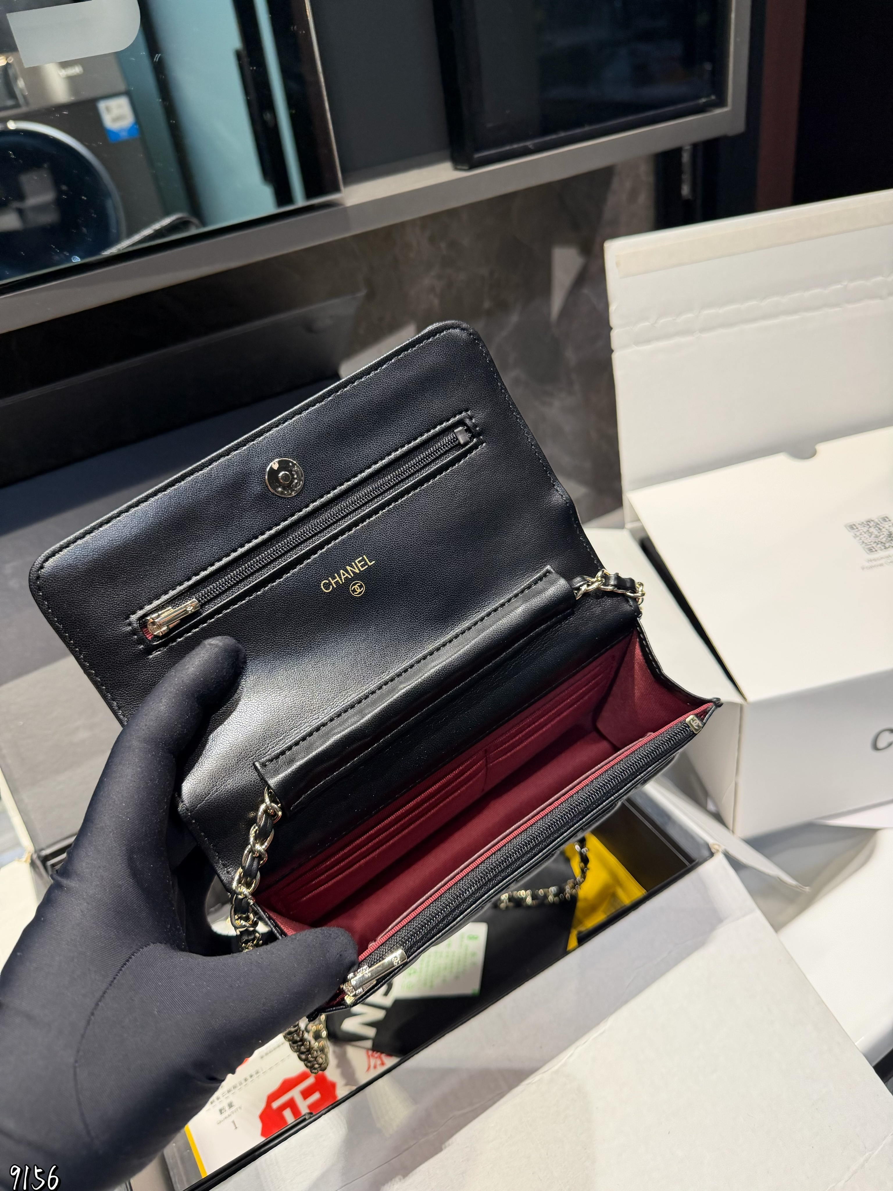 CHANEL 定番人気の WOC（ウォレットオンチェーン）、エレガントなミニバッグです。