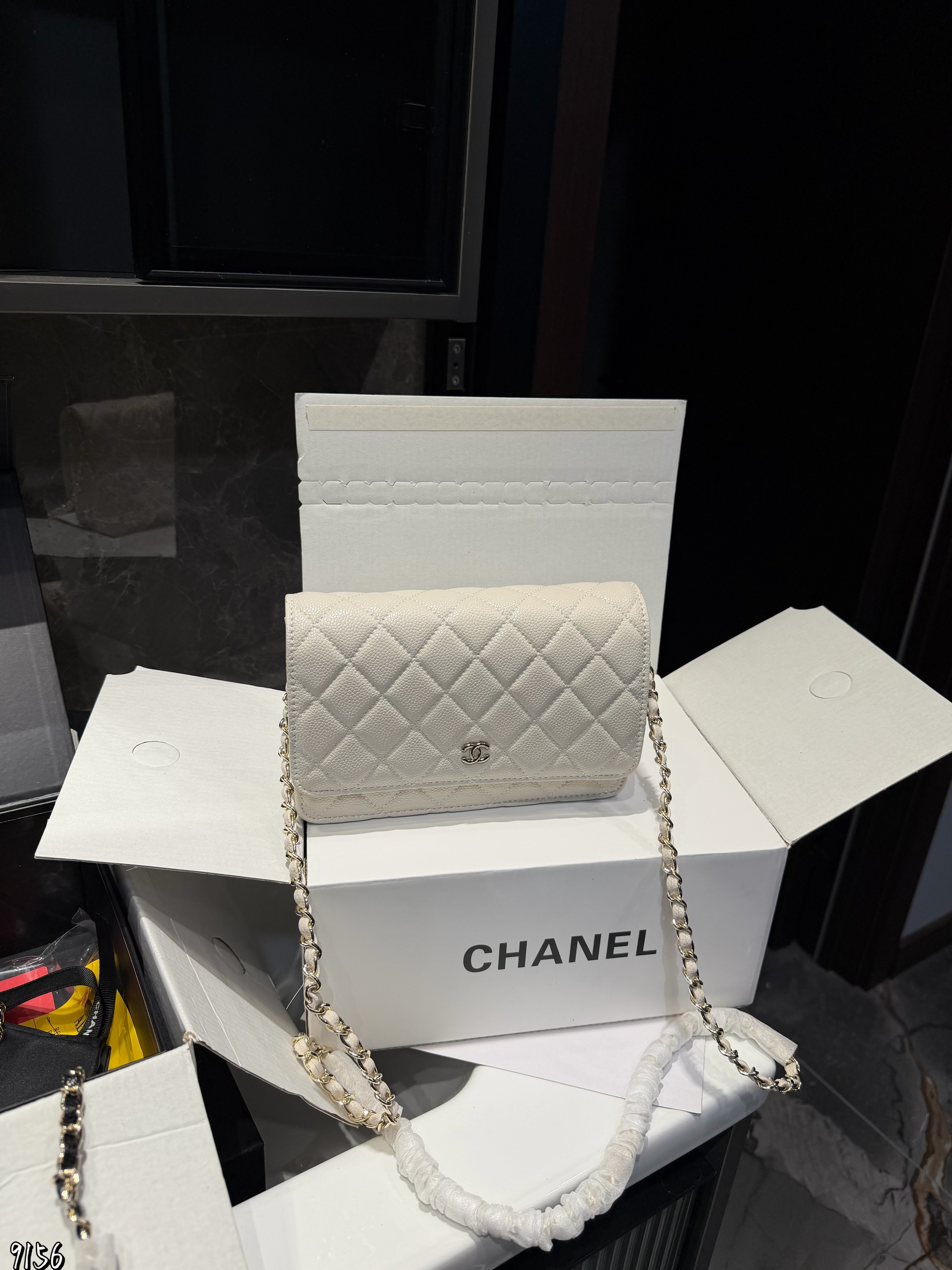 CHANEL 定番人気の WOC（ウォレットオンチェーン）、エレガントなミニバッグです。