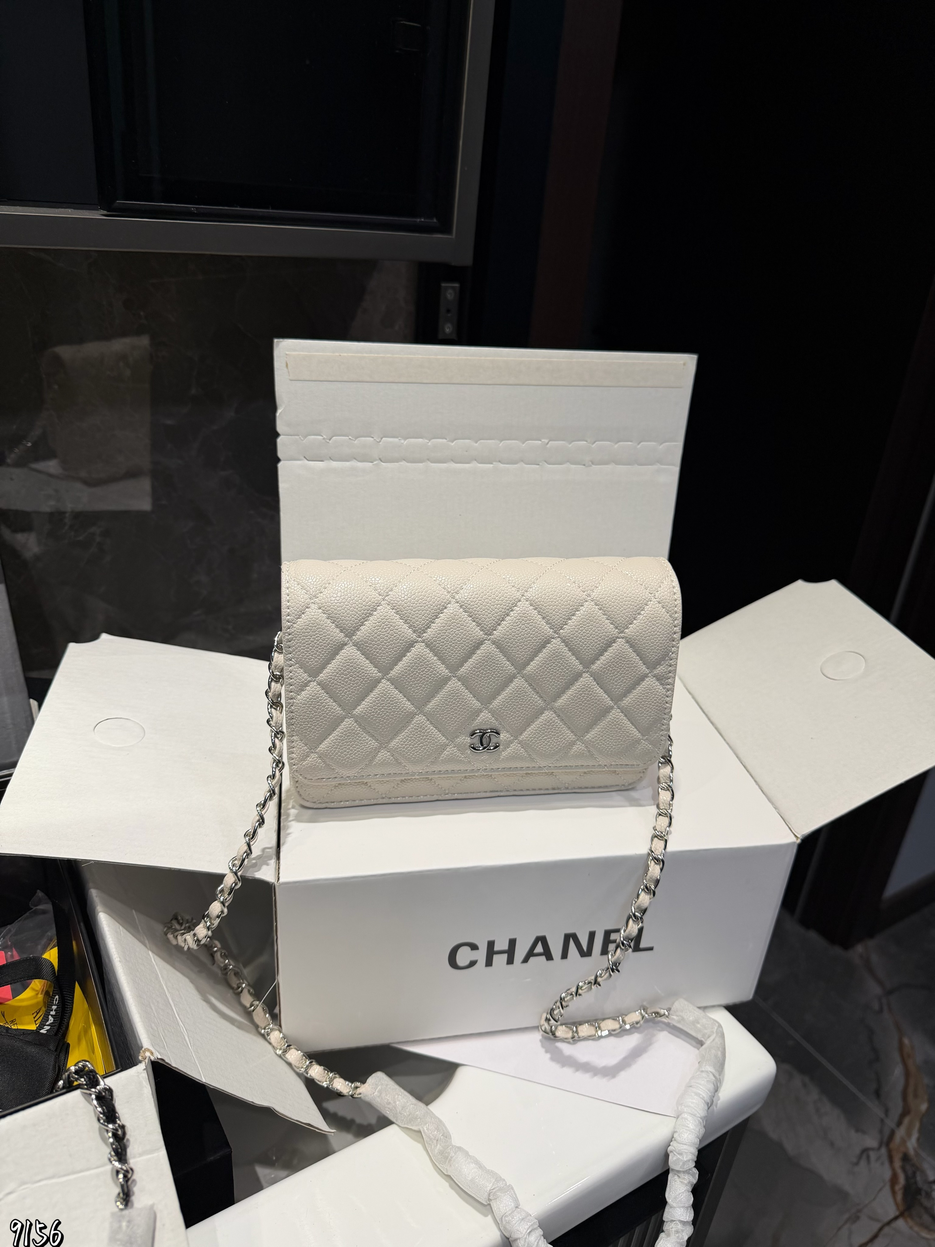 CHANEL 定番人気の WOC（ウォレットオンチェーン）、エレガントなミニバッグです。