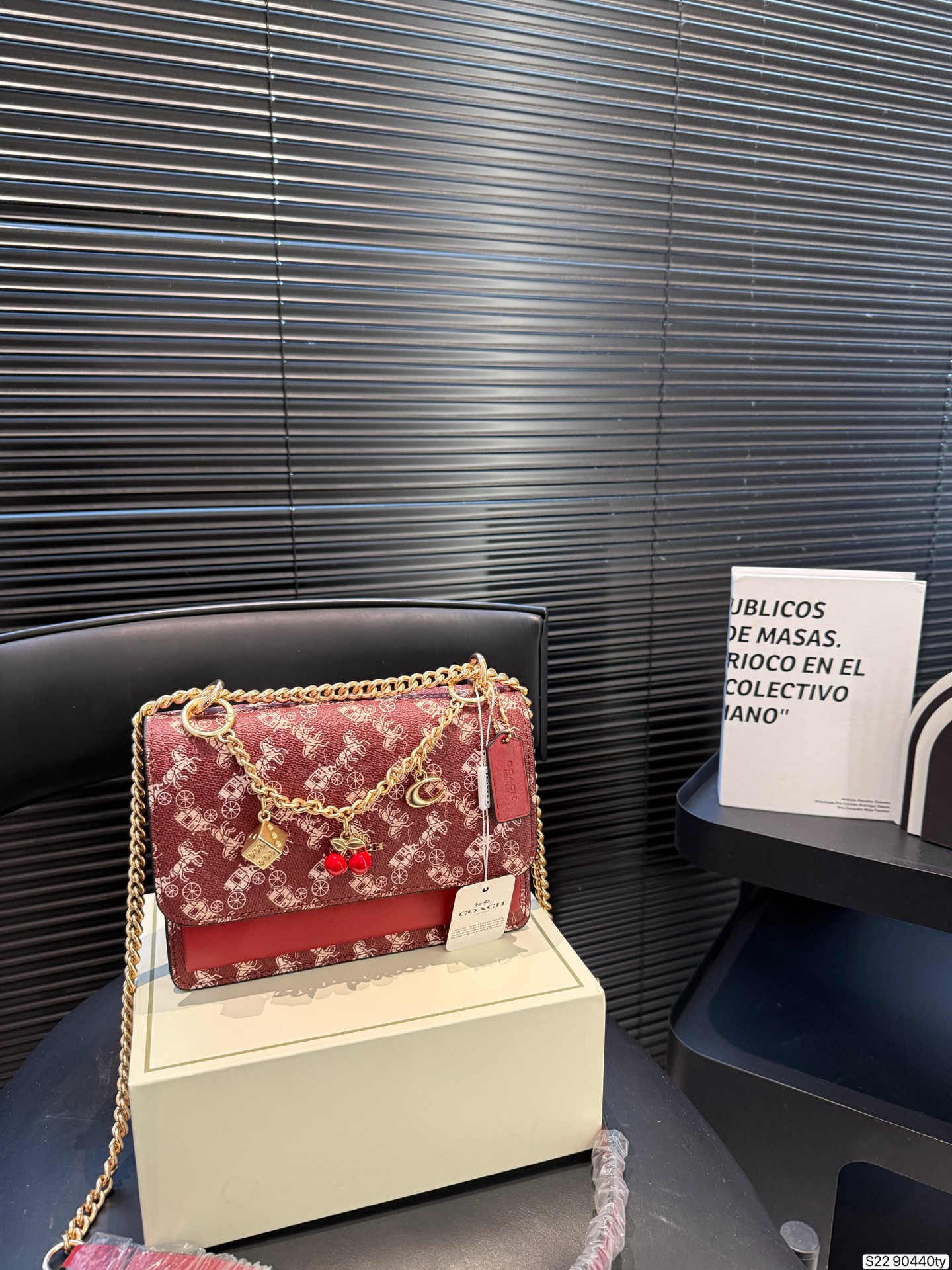 大人気 COACH Tabby 新作✨ チェリーチャームが愛らしいオーガンバッグ！柔らかレザーで持ち心地抜群、マルチ収納で超便利💖