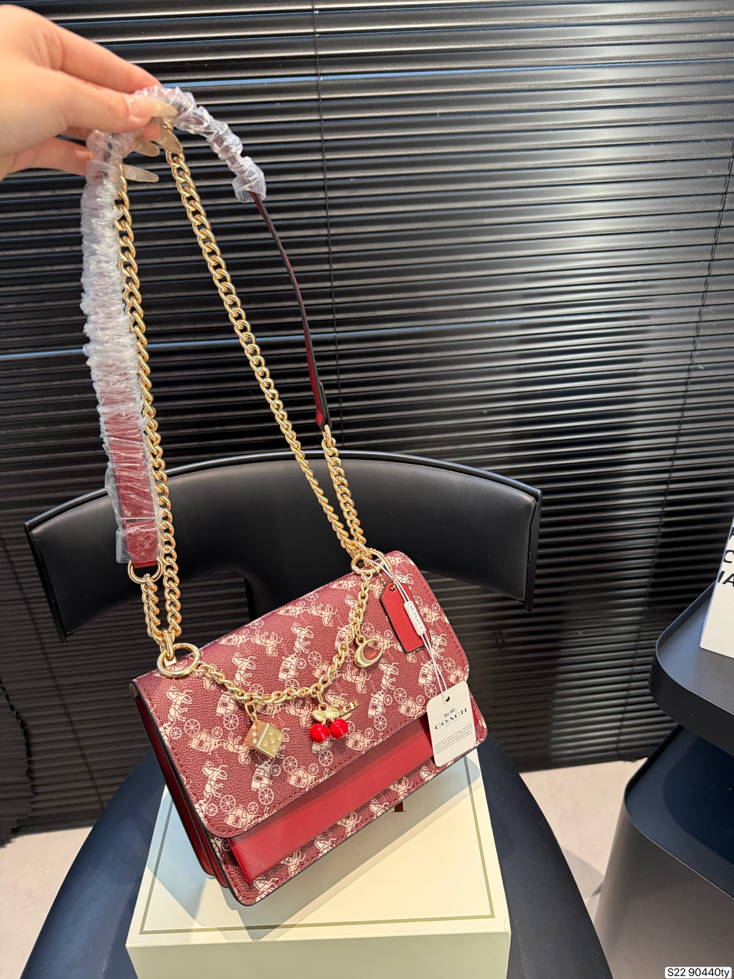 大人気 COACH Tabby 新作✨ チェリーチャームが愛らしいオーガンバッグ！柔らかレザーで持ち心地抜群、マルチ収納で超便利💖