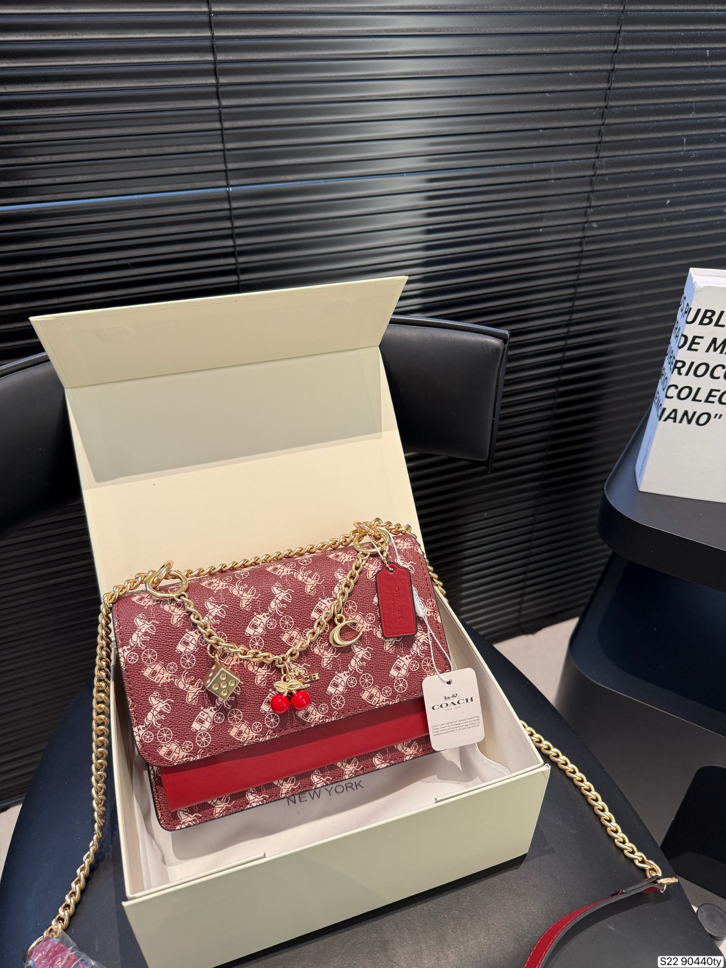 大人気 COACH Tabby 新作✨ チェリーチャームが愛らしいオーガンバッグ！柔らかレザーで持ち心地抜群、マルチ収納で超便利💖