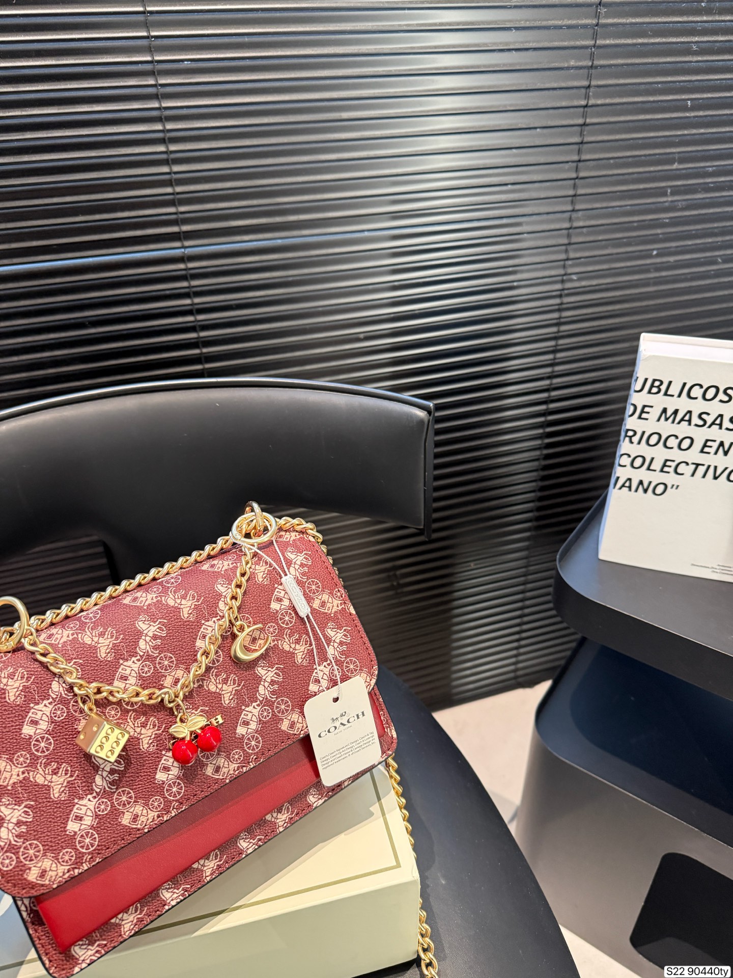大人気 COACH Tabby 新作✨ チェリーチャームが愛らしいオーガンバッグ！柔らかレザーで持ち心地抜群、マルチ収納で超便利💖