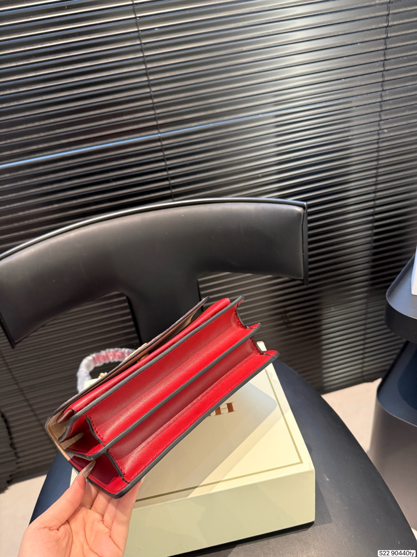 大人気 COACH Tabby 新作✨ チェリーチャームが愛らしいオーガンバッグ！柔らかレザーで持ち心地抜群、マルチ収納で超便利💖