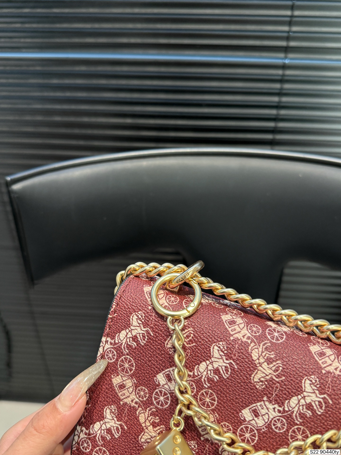 大人気 COACH Tabby 新作✨ チェリーチャームが愛らしいオーガンバッグ！柔らかレザーで持ち心地抜群、マルチ収納で超便利💖