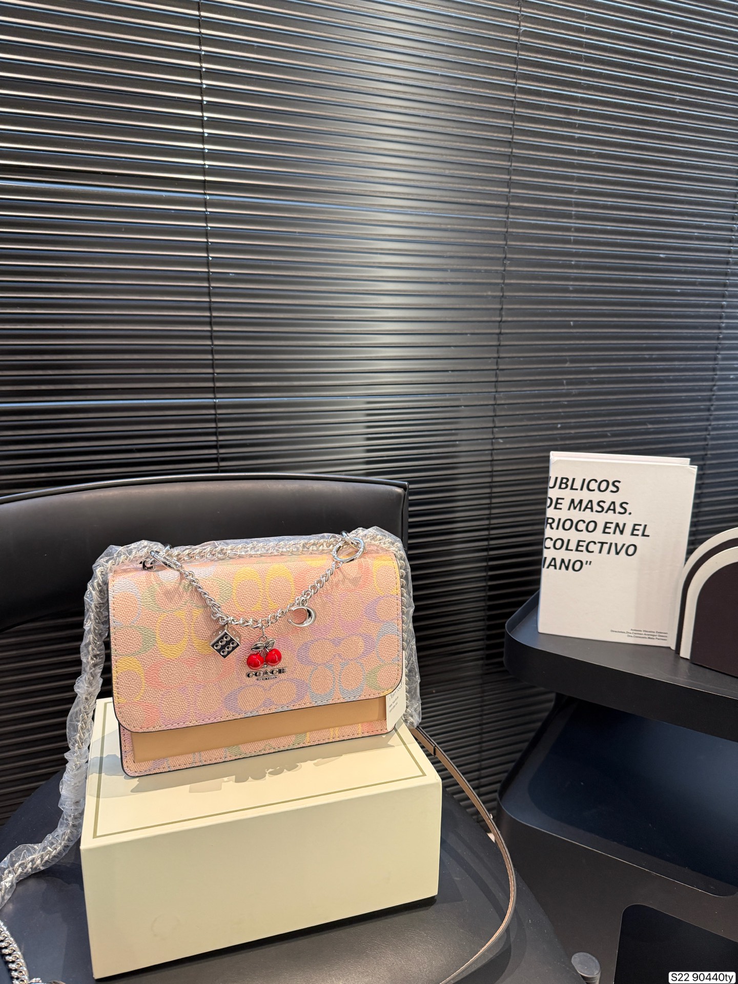 大人気 COACH Tabby 新作✨ チェリーチャームが愛らしいオーガンバッグ！柔らかレザーで持ち心地抜群、マルチ収納で超便利💖