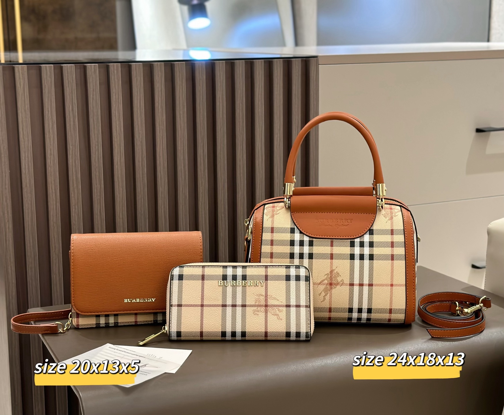 チェック柄レザー 3 点セットバッグ  ✨ 英国伝統のチェック柄で、クラシックな高級感を日常に ✨