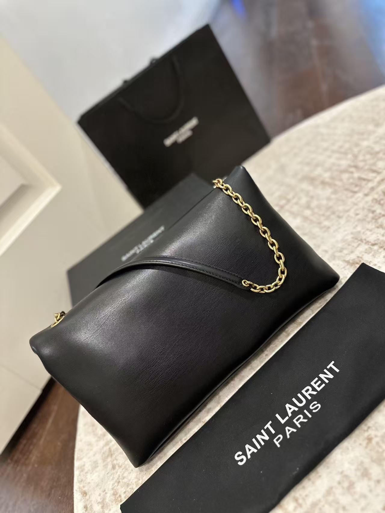 🇫🇷YSL エンベロープバッグ トレンド setter 必携の神器✨ ヨークスローランのアイコンモデルが炸裂登場！