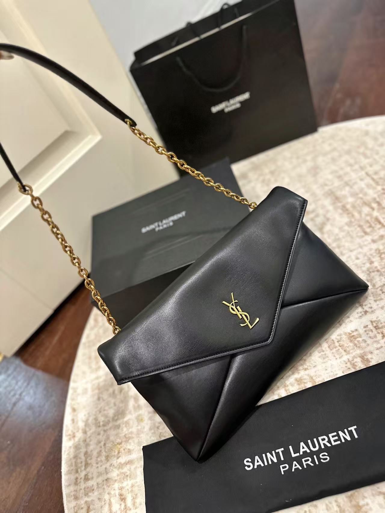 🇫🇷YSL エンベロープバッグ トレンド setter 必携の神器✨ ヨークスローランのアイコンモデルが炸裂登場！