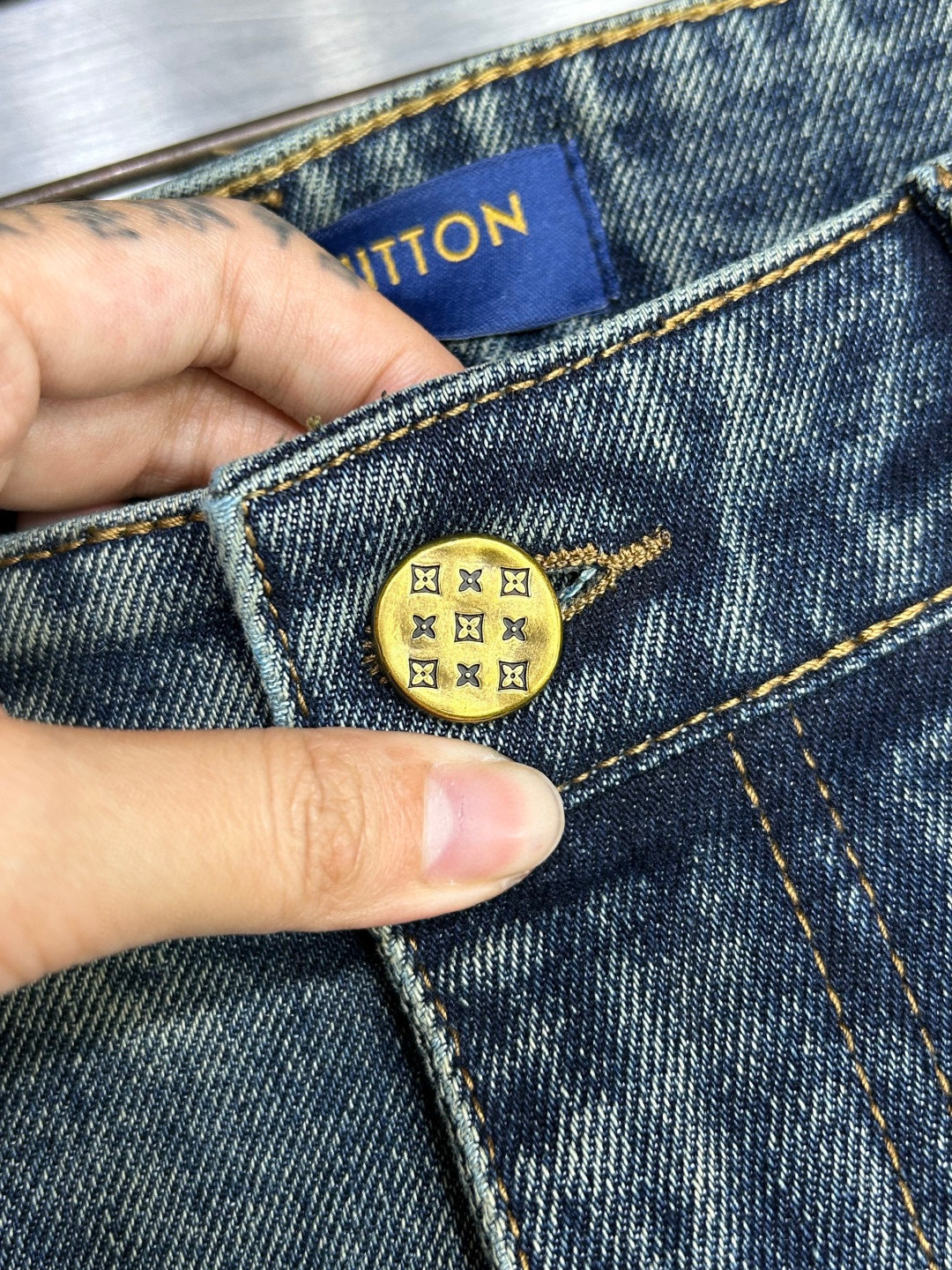 高品質デニムパンツ / 丁寧な仕上がりと耐久性 / ユニークなバックポケットデザイン