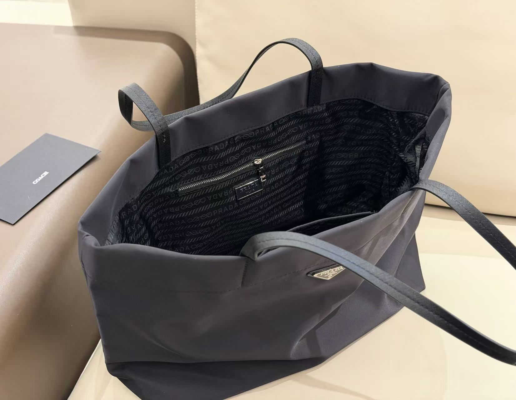 🔥プラダ新発売！3 点セットで日常使いに最適🔥