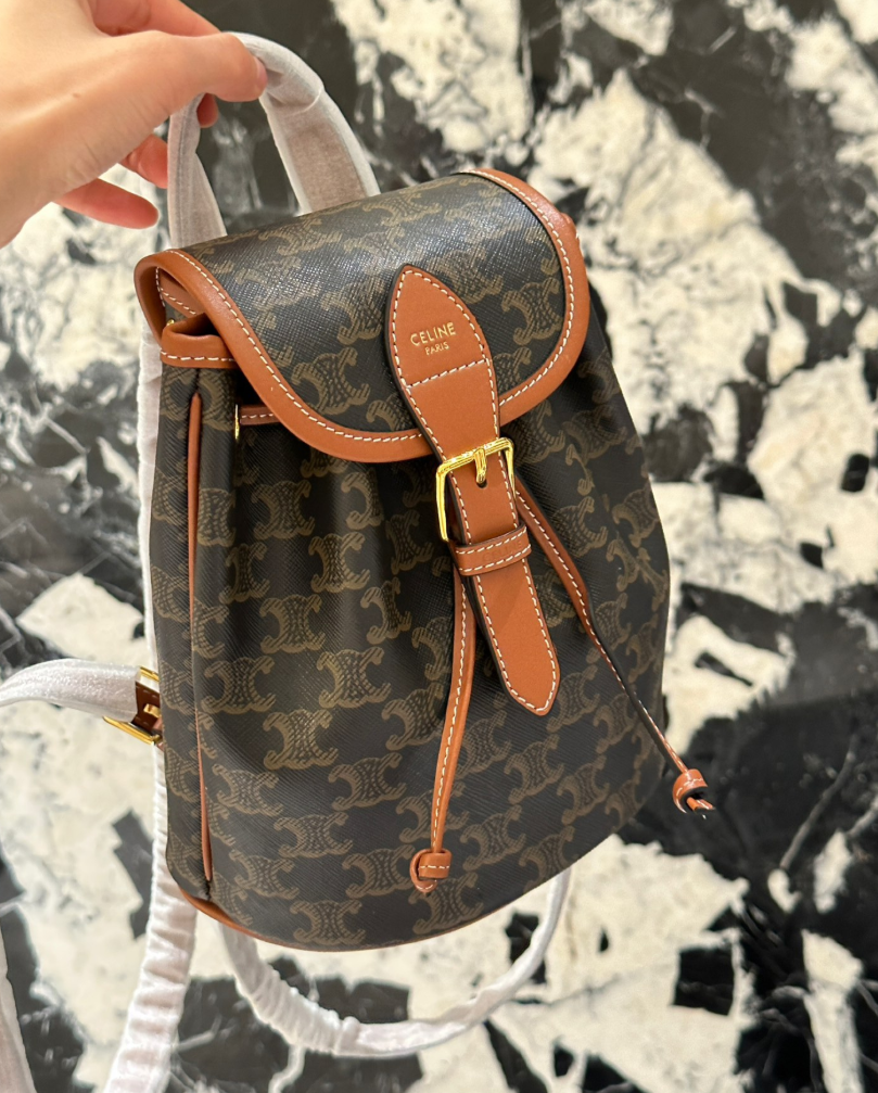Celine モノグラムミニバックパック、これ 1 本で所有コーデ OK！🔥