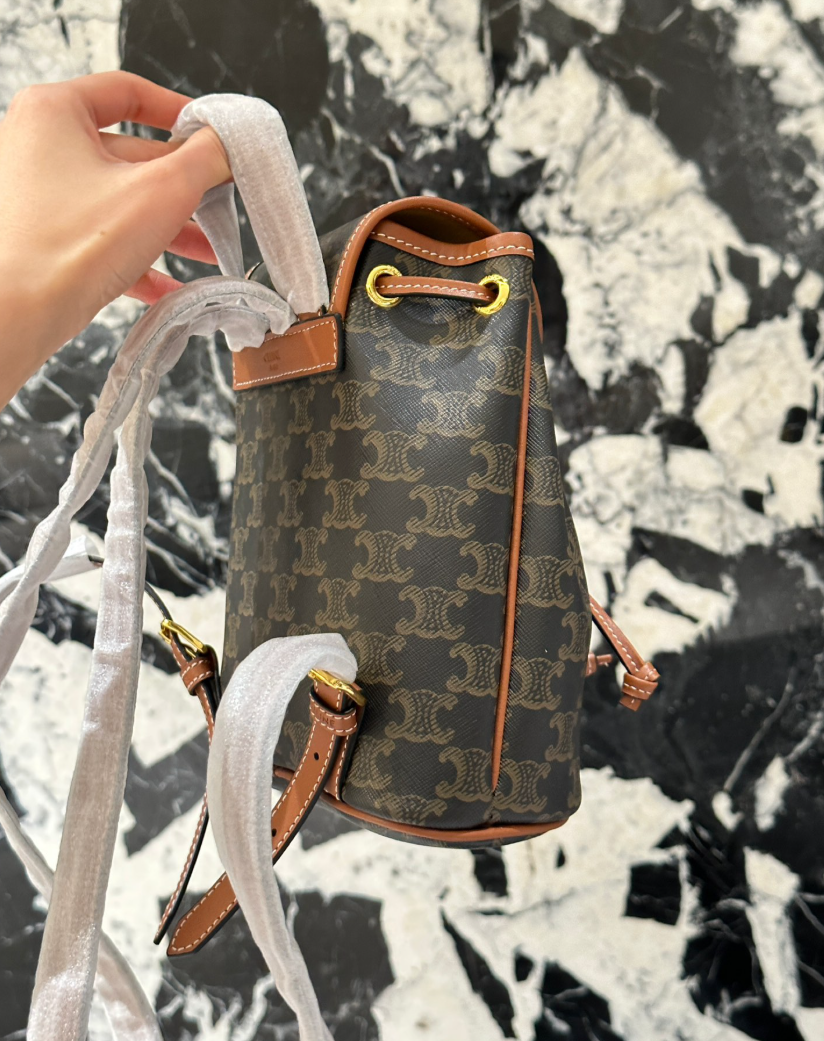 Celine モノグラムミニバックパック、これ 1 本で所有コーデ OK！🔥
