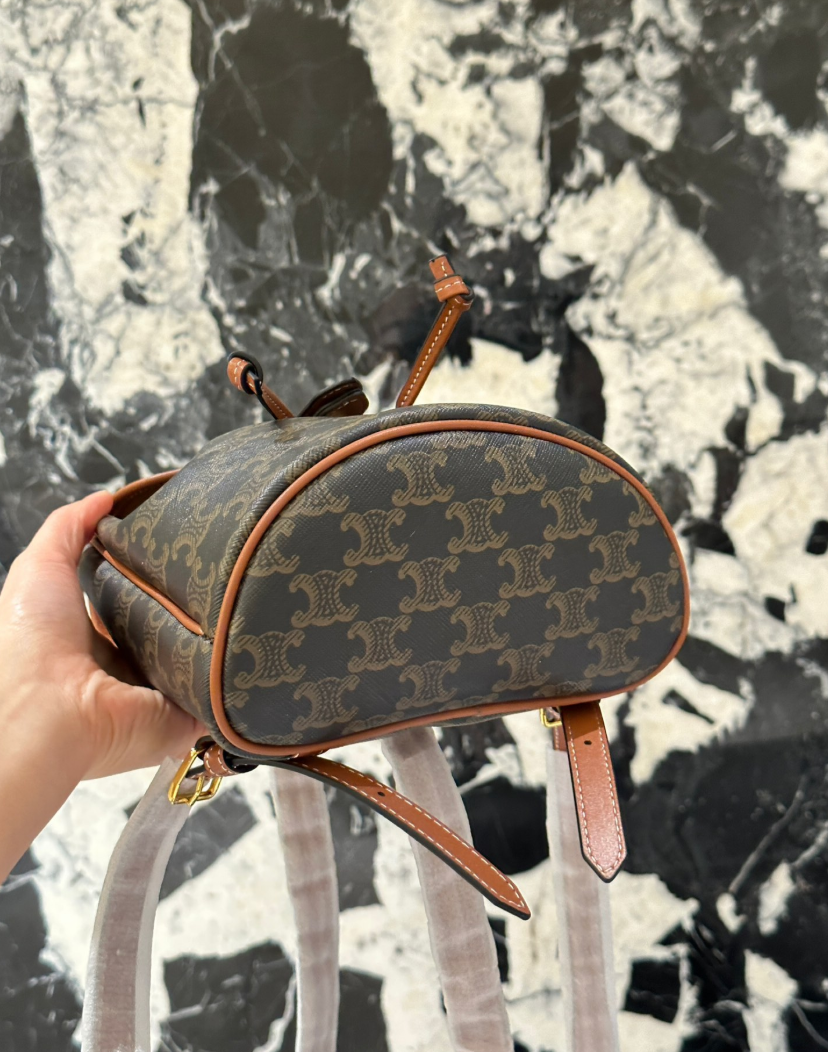 Celine モノグラムミニバックパック、これ 1 本で所有コーデ OK！🔥