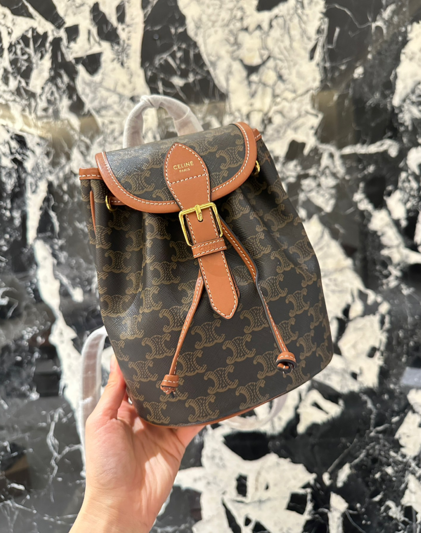 Celine モノグラムミニバックパック、これ 1 本で所有コーデ OK！🔥
