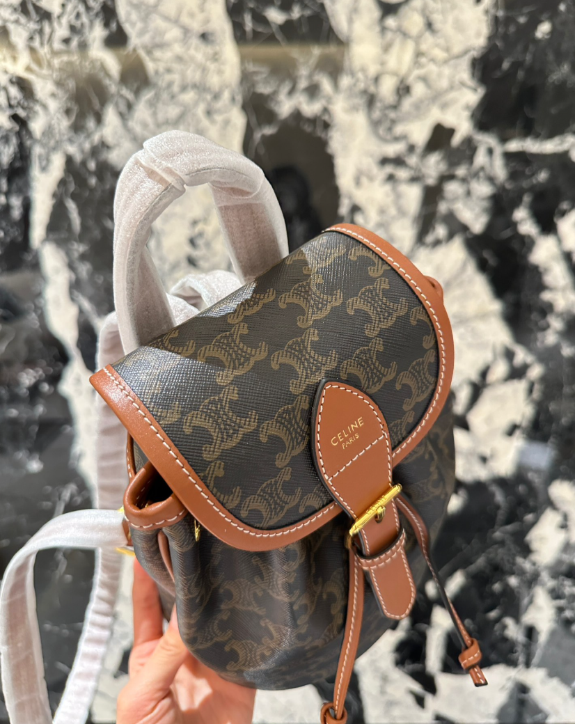 Celine モノグラムミニバックパック、これ 1 本で所有コーデ OK！🔥